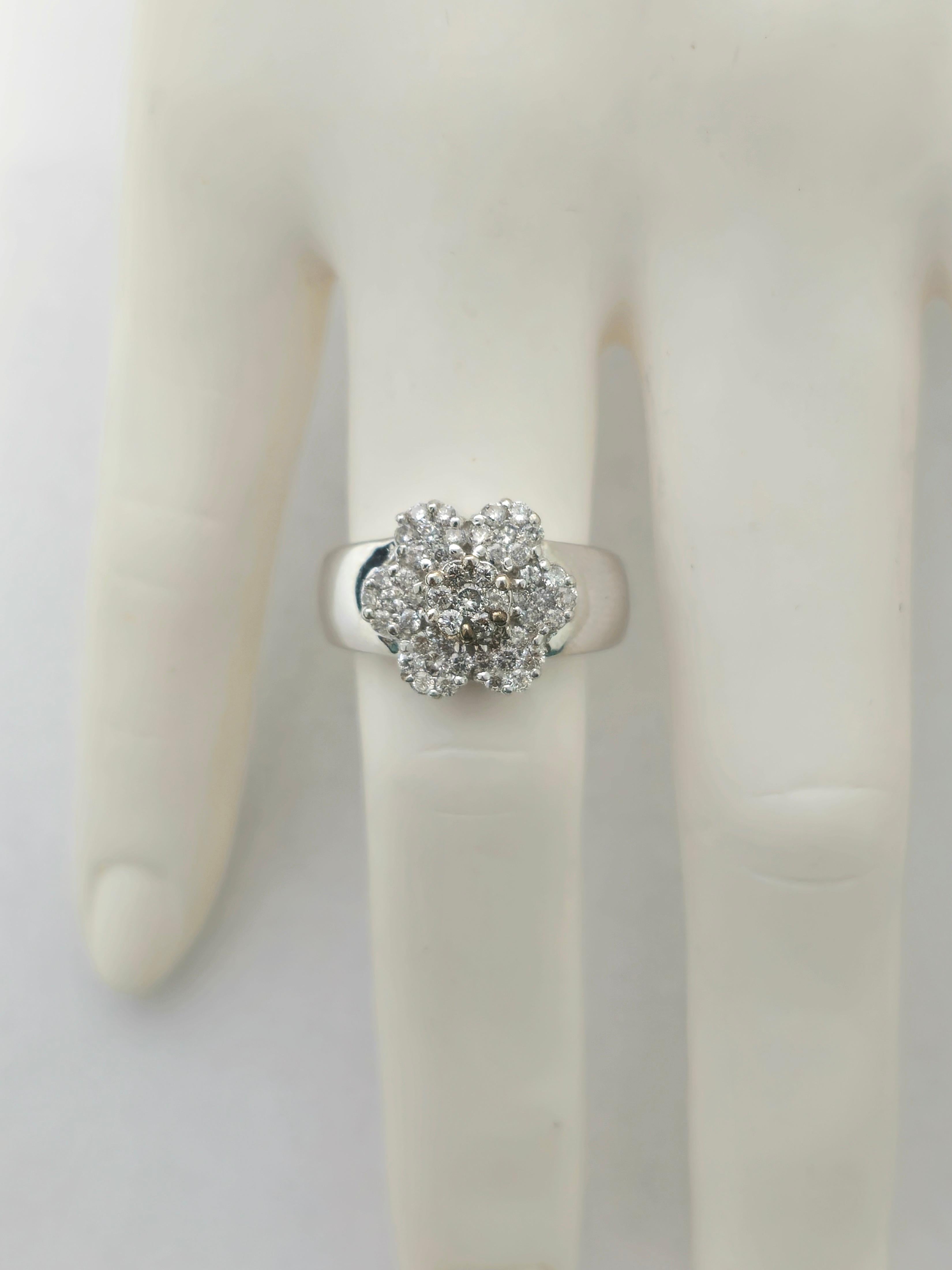 Blumeninspirierter Vintage-Ring aus Gold mit Brillanten und Diamanten Damen im Angebot
