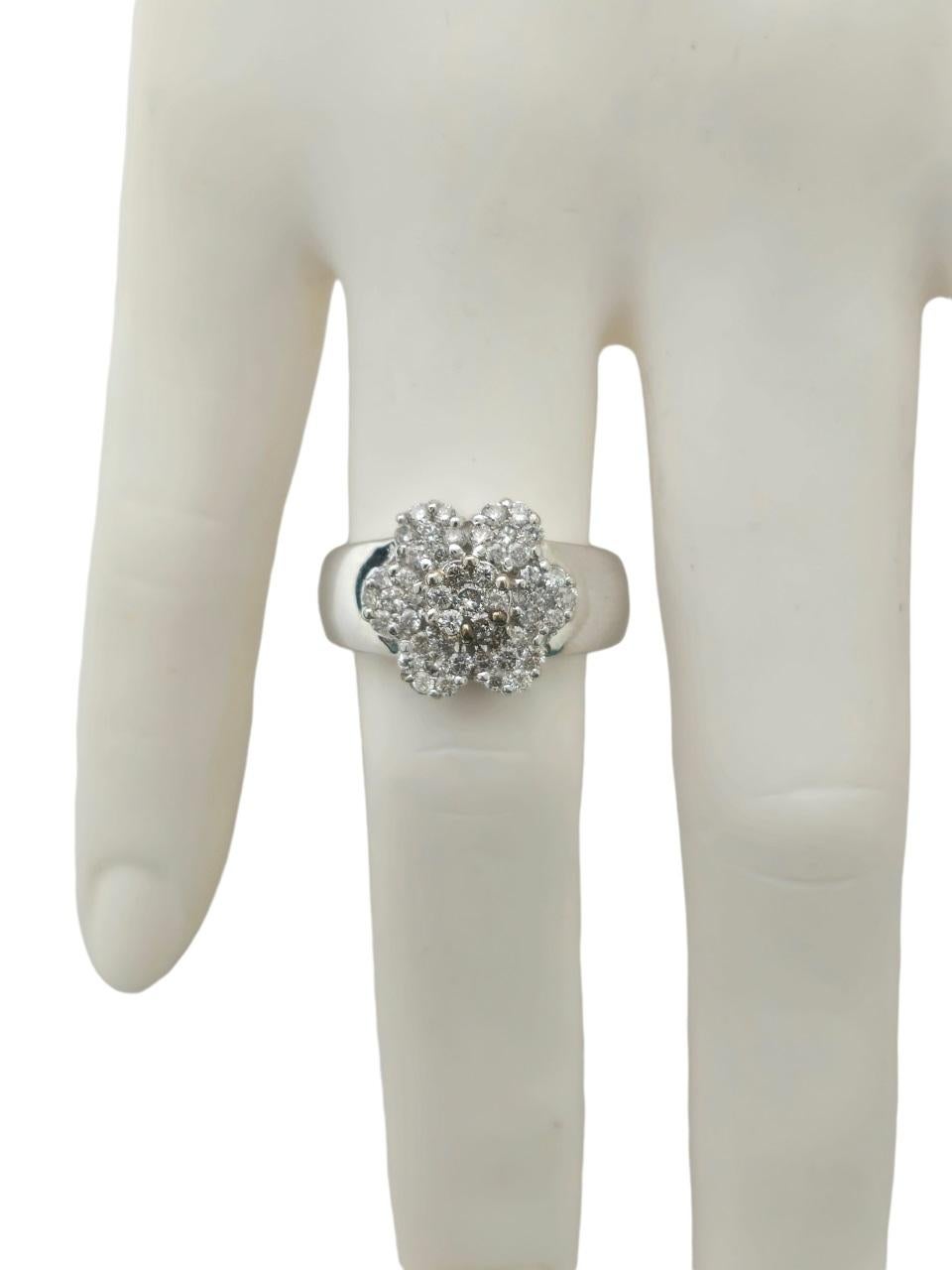 Blumeninspirierter Vintage-Ring aus Gold mit Brillanten und Diamanten Damen im Angebot