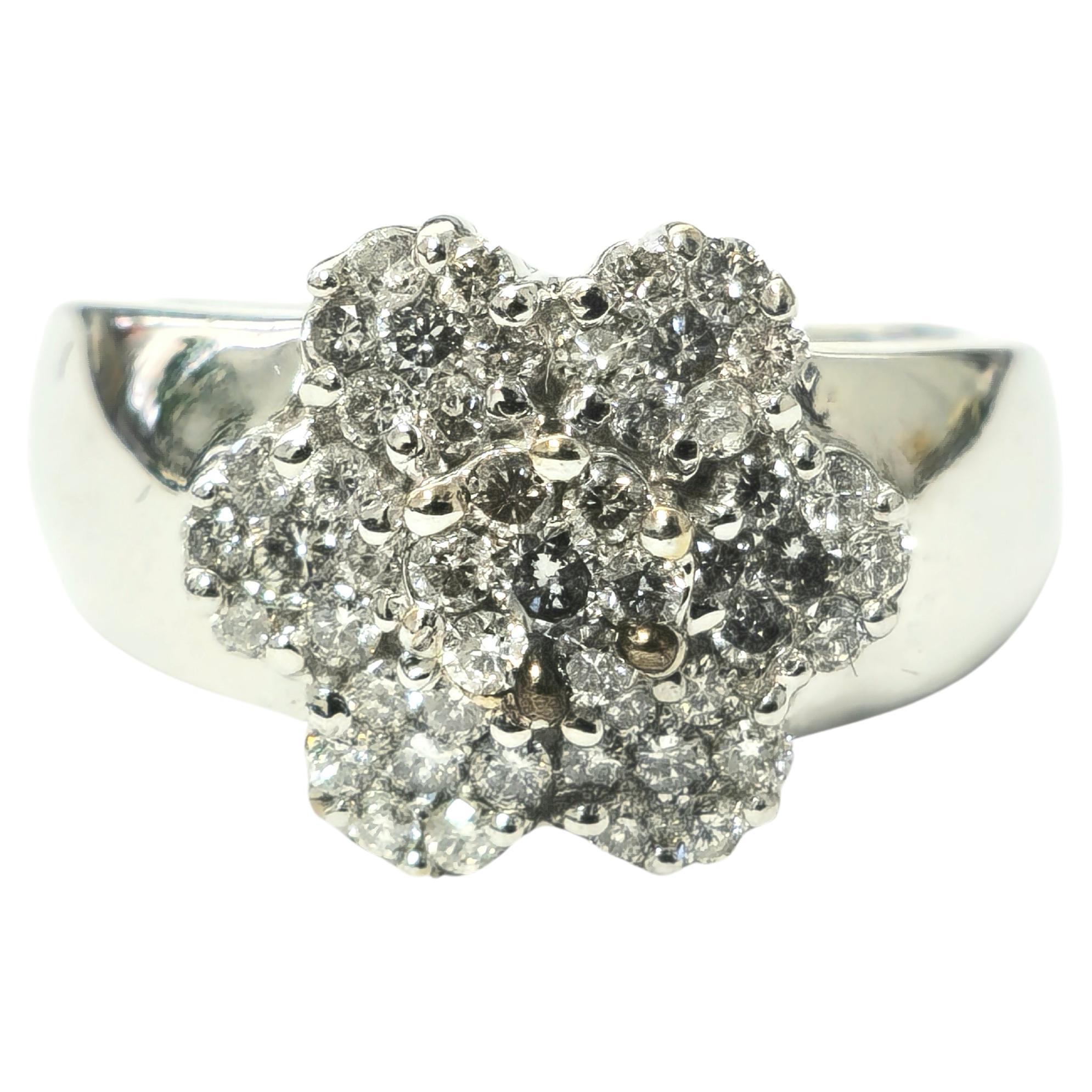 Blumeninspirierter Vintage-Ring aus Gold mit Brillanten und Diamanten im Angebot