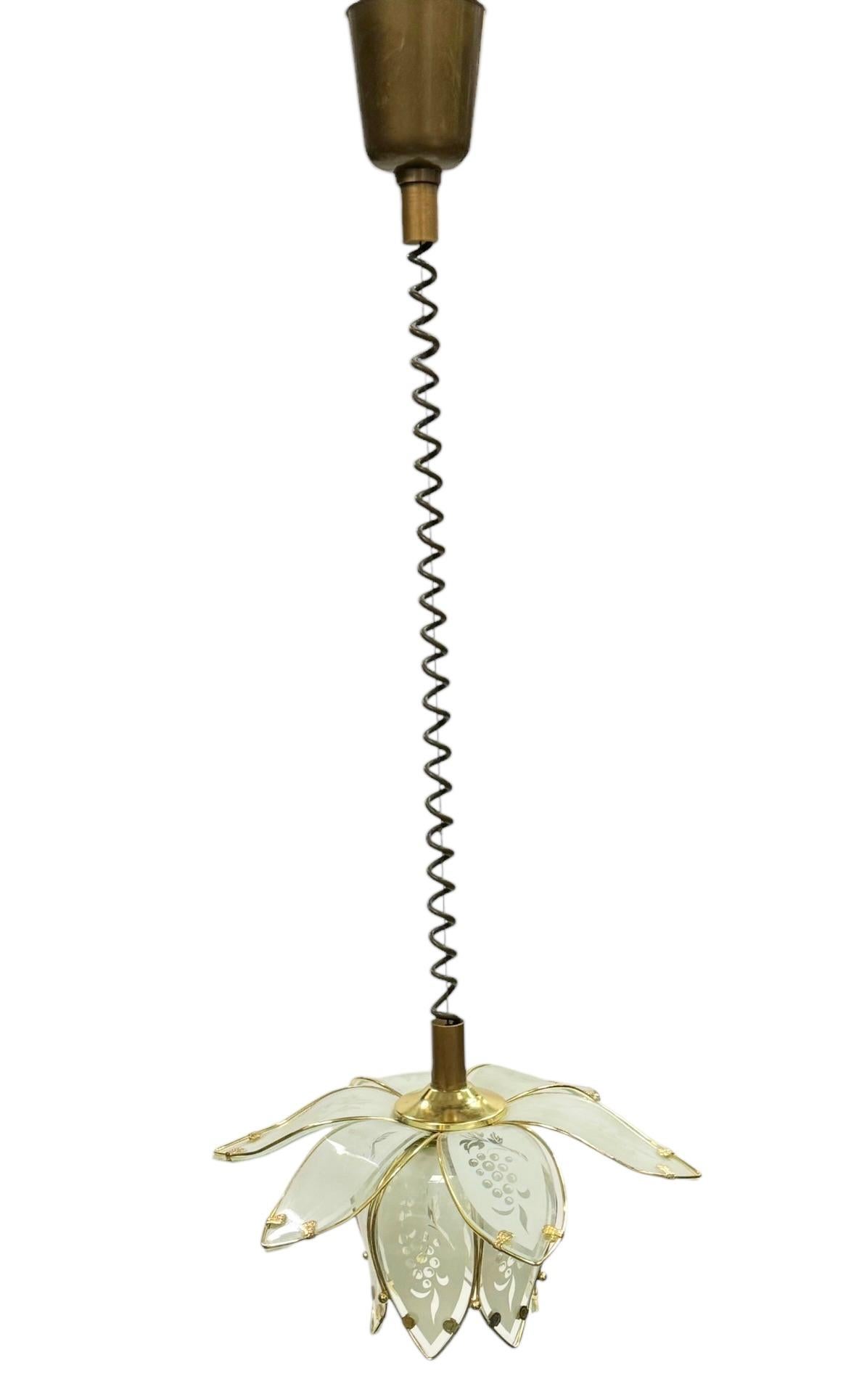 Sehr stilvolle Vintage-Pendelleuchte in Form einer Lotusblume. Messingarmatur und Rauchglasschirme.
Beleuchtung im Stil der Hollywood-Regency! Es hat einen Pull-Down-Mechanismus. Dieser wunderschöne Anhänger wurde in der zweiten Hälfte der 1960er