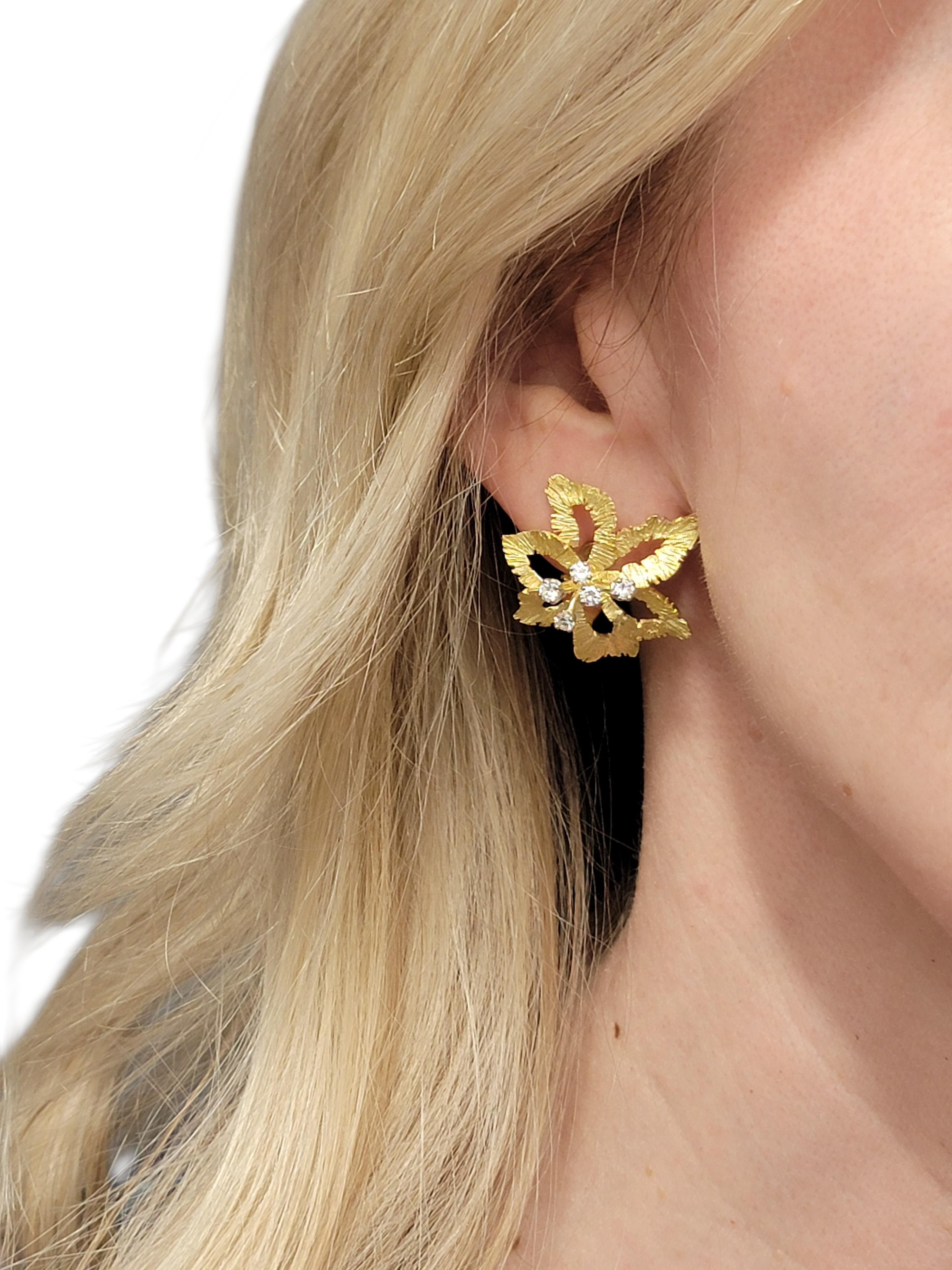 Vintage Flower Motif Clip On Earrings with Diamonds in Textured 18 Karat Gold im Angebot 5