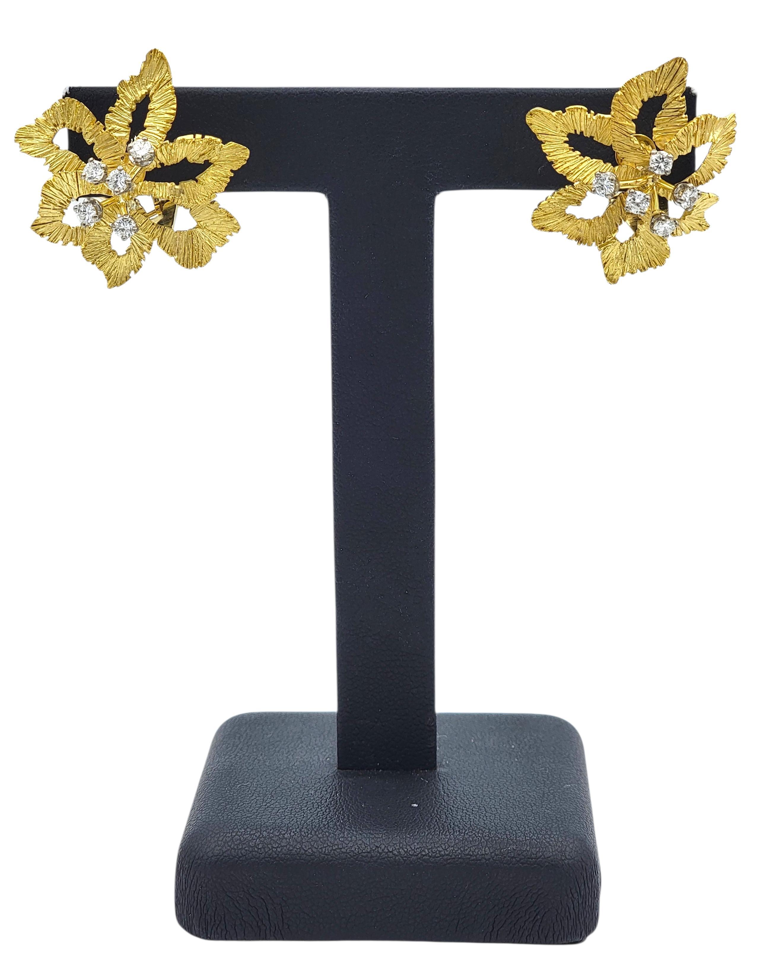 Vintage Flower Motif Clip On Earrings with Diamonds in Textured 18 Karat Gold im Angebot 6
