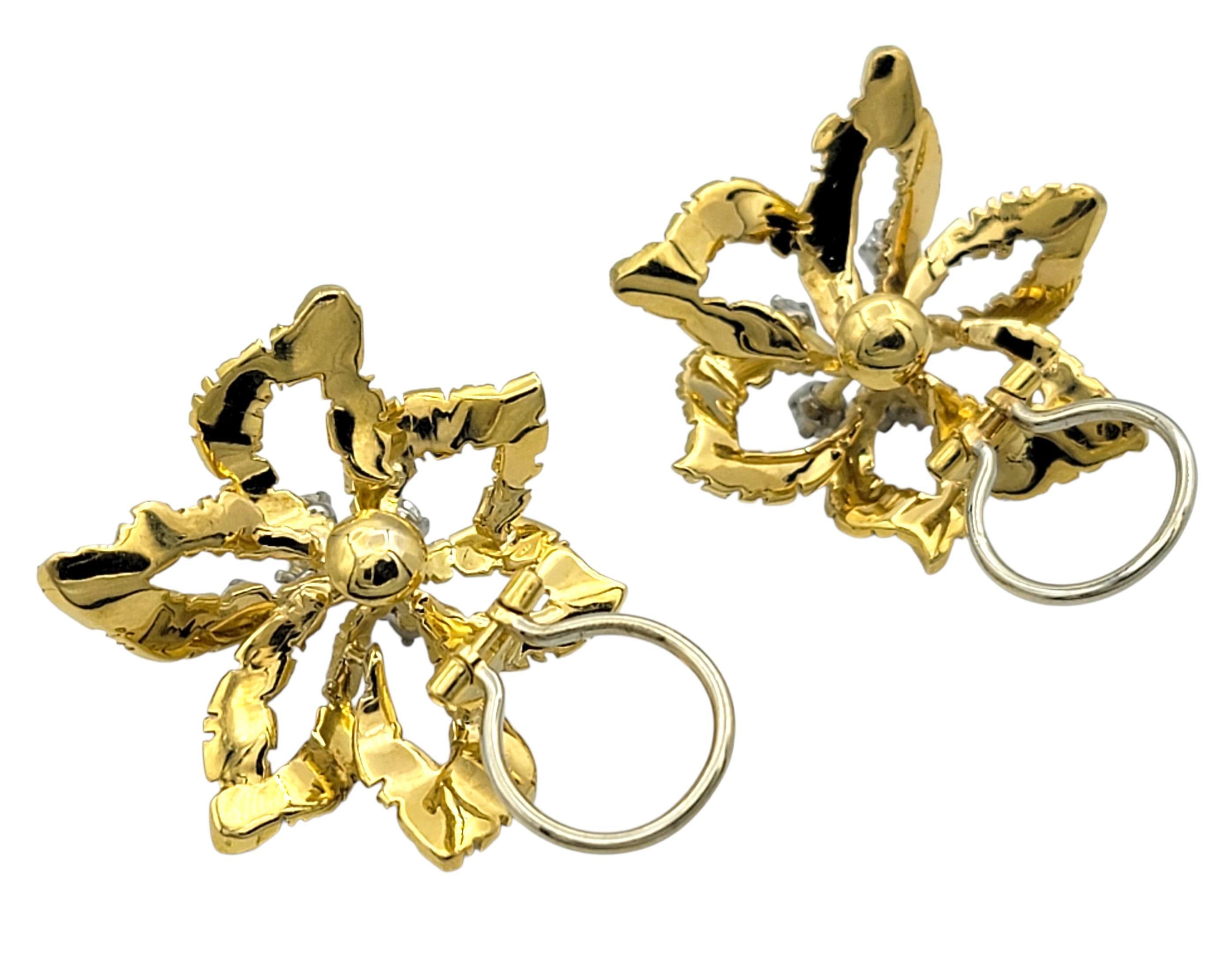 Vintage Flower Motif Clip On Earrings with Diamonds in Textured 18 Karat Gold im Angebot 1