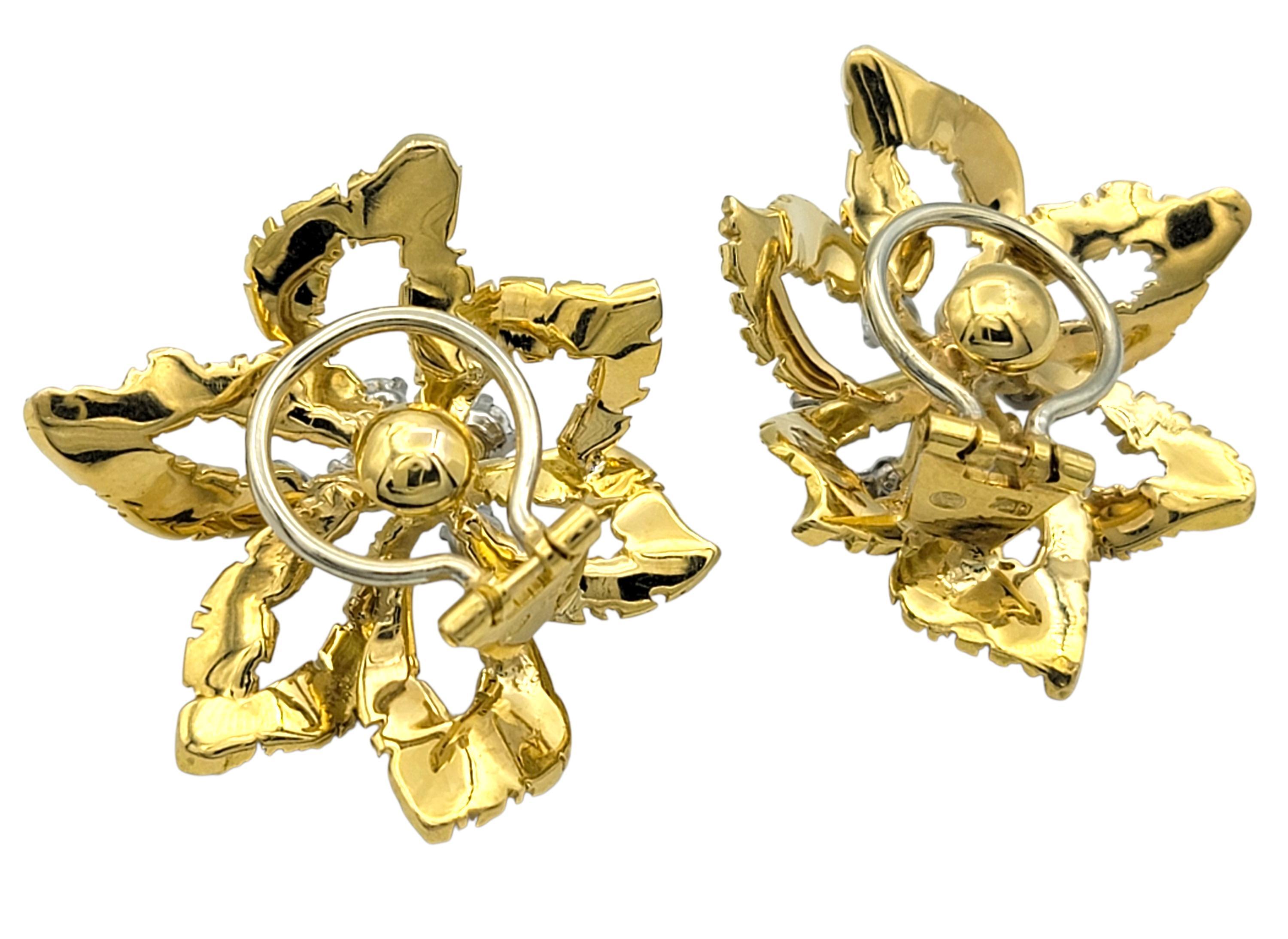 Vintage Flower Motif Clip On Earrings with Diamonds in Textured 18 Karat Gold im Angebot 2