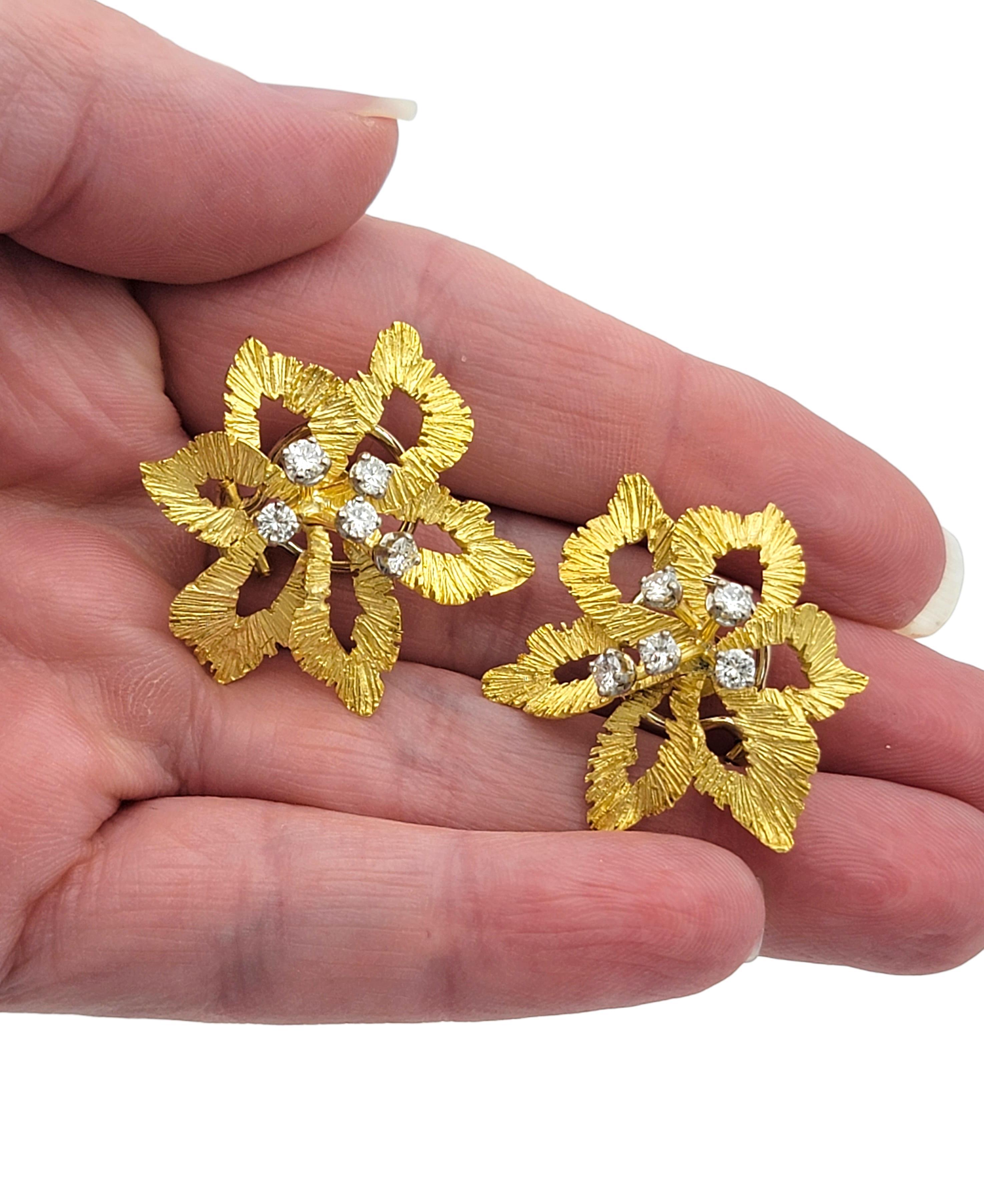 Vintage Flower Motif Clip On Earrings with Diamonds in Textured 18 Karat Gold im Angebot 4