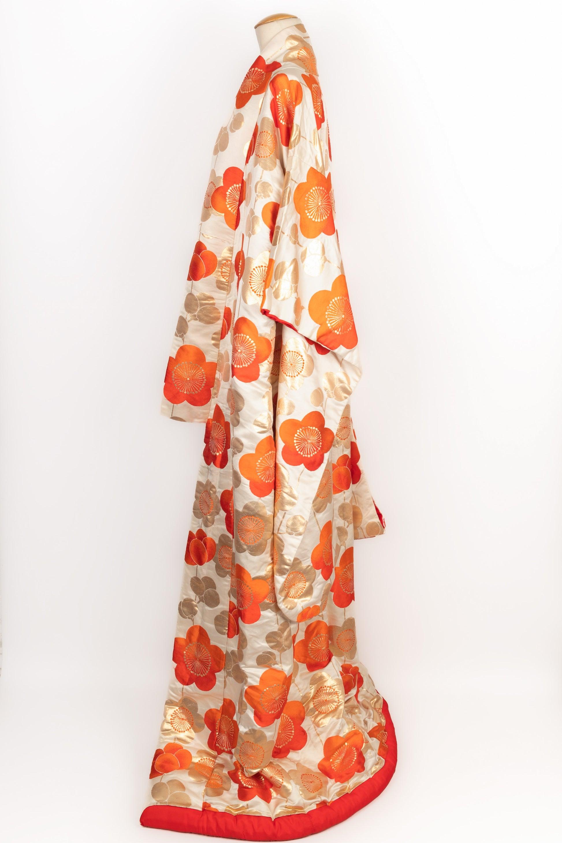Flower pattern kimono jacket in orange, red, and golden tones on a white background.

Additional information:
Condition: Very good condition
Dimensions: Shoulder width: 70 cm - Sleeve length: 102 cm - Length: 180 cm

Seller Reference: M110