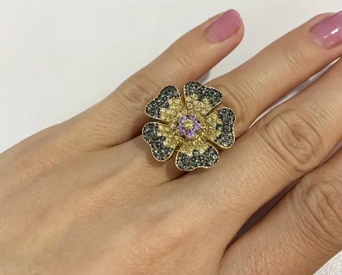 Vintage Flower Ring CZ in 18k Yellow Gold In New Condition For Sale In New York, NY