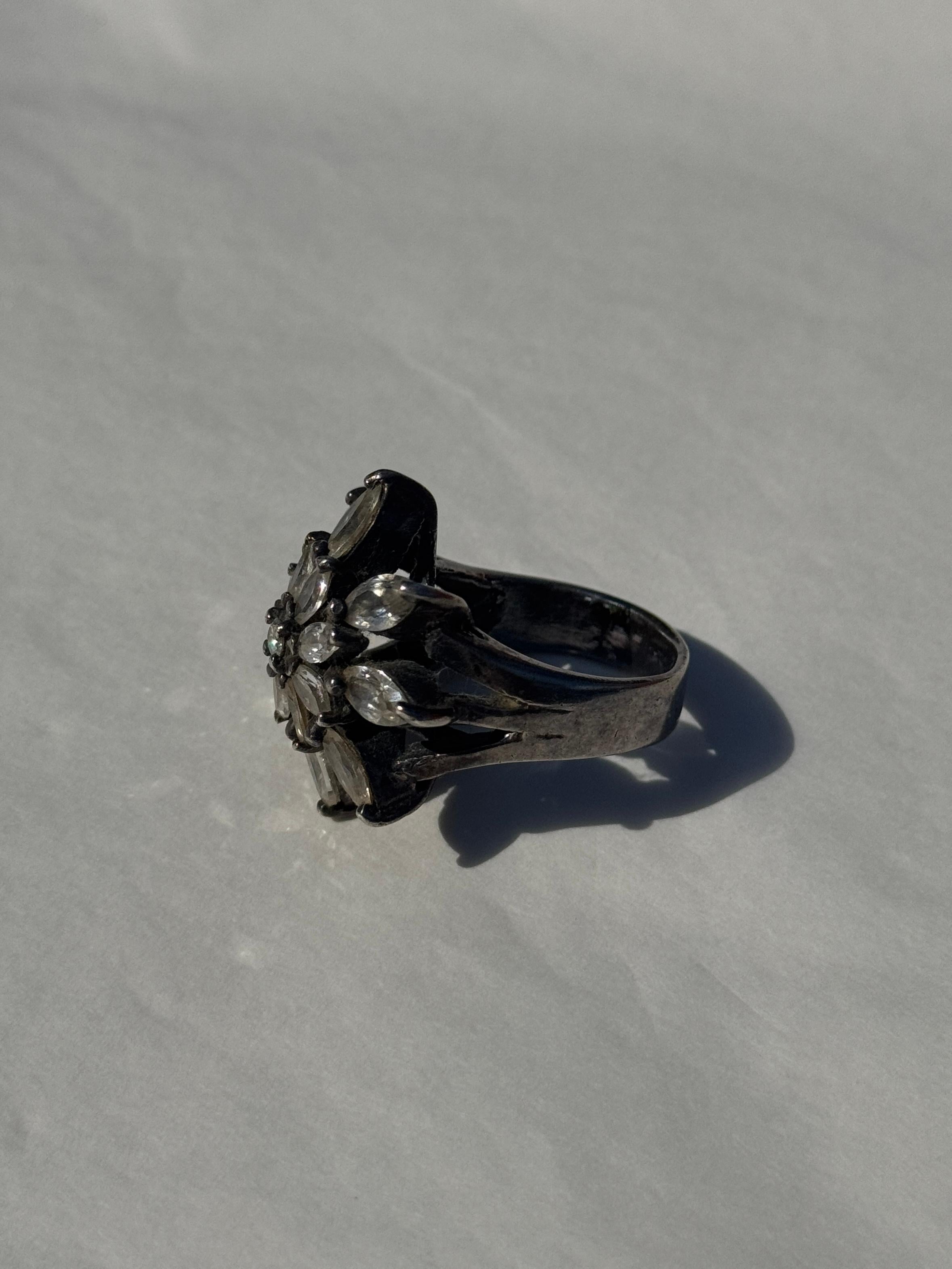 Artisan Bague fleur vintage avec cristaux en forme de pétales en vente