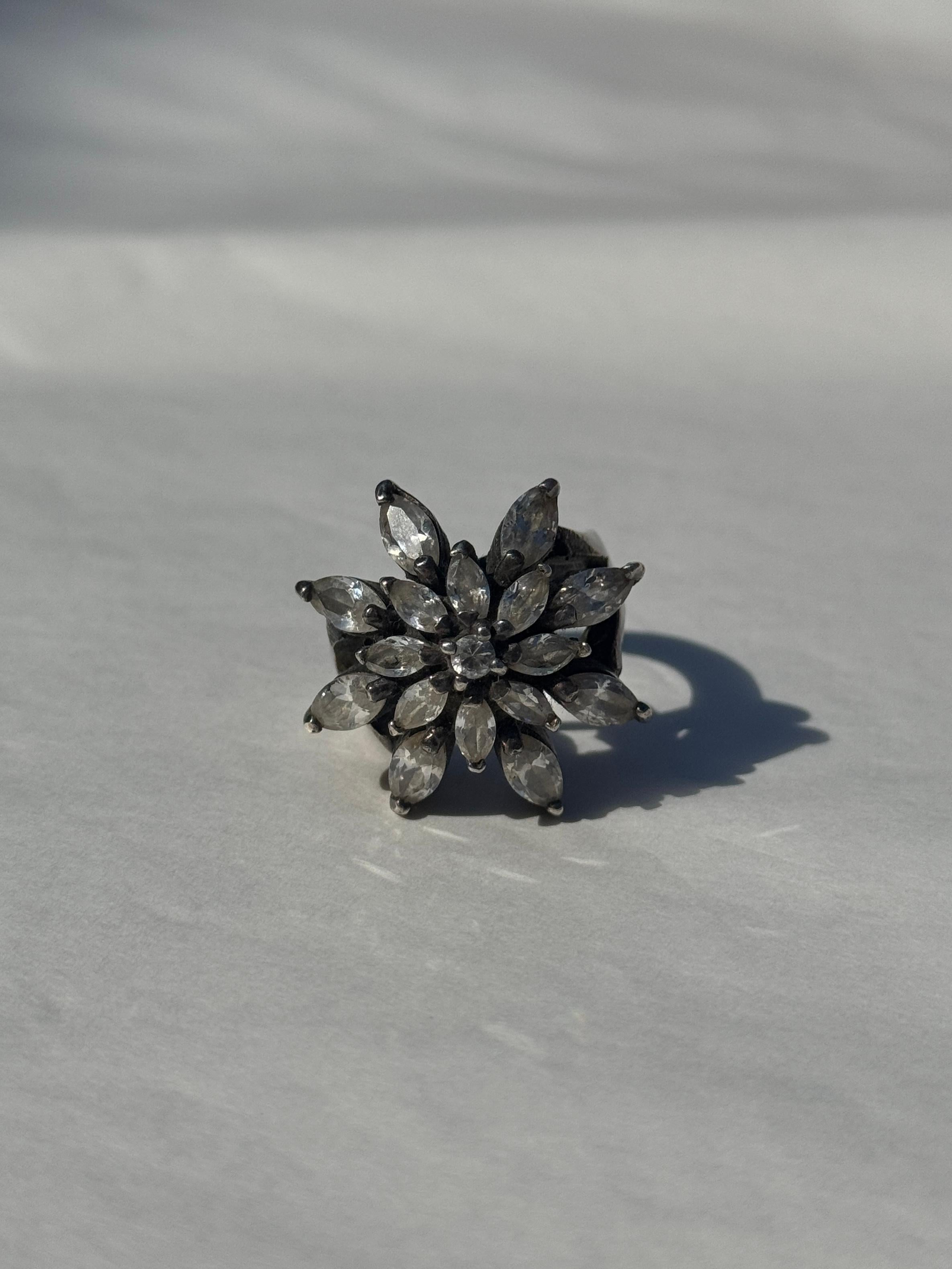 Bague fleur vintage avec cristaux en forme de pétales Bon état - En vente à Milano, IT