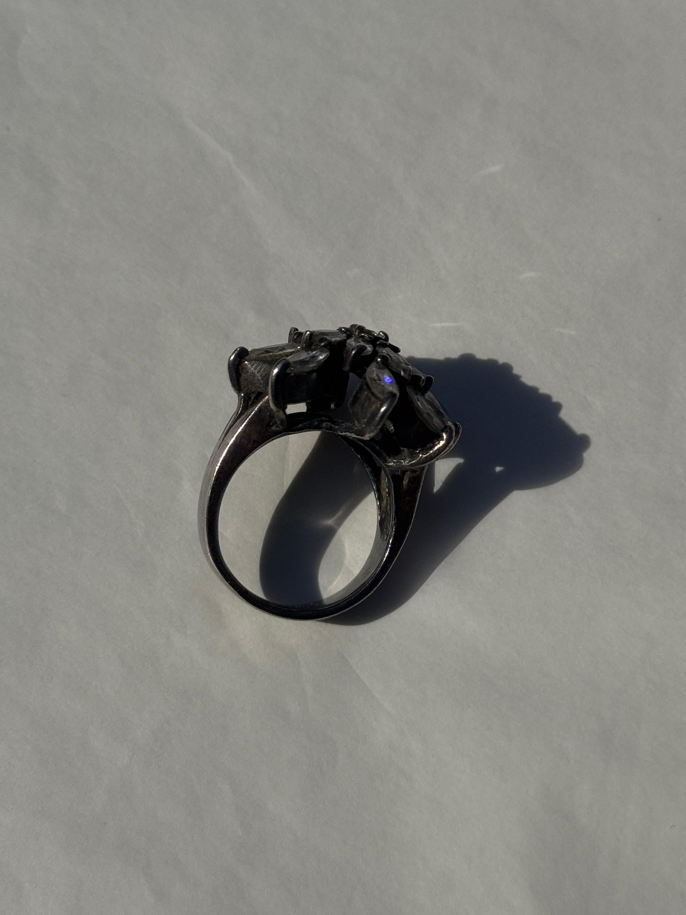 Bague fleur vintage avec cristaux en forme de pétales Pour femmes en vente