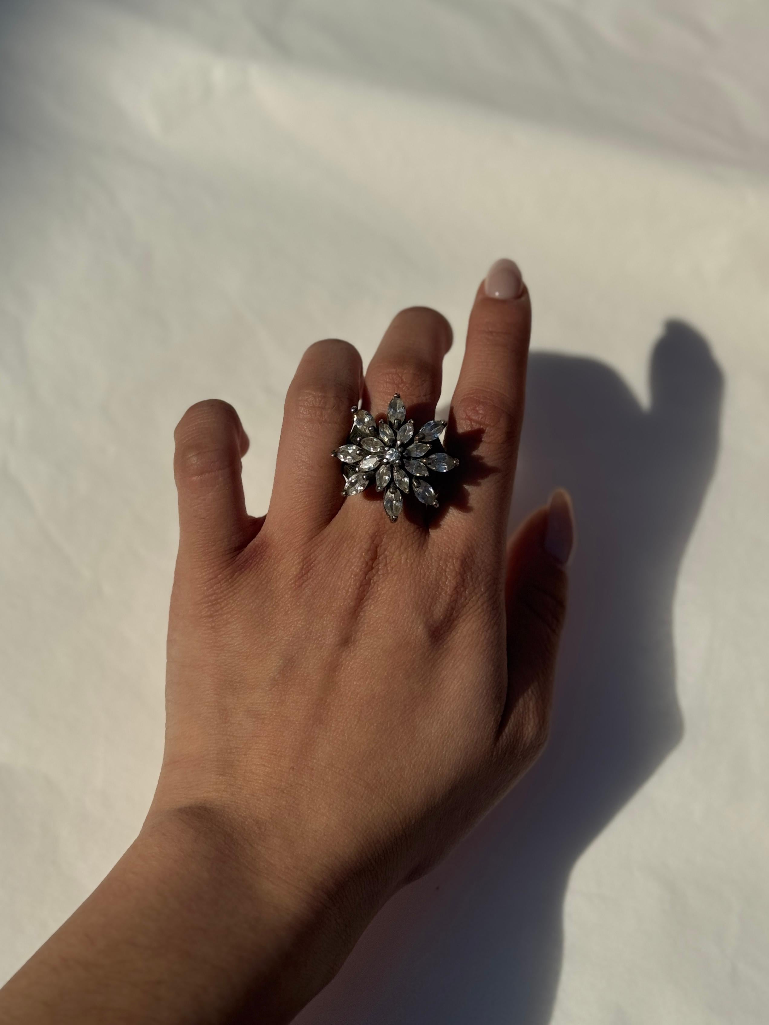 Bague fleur vintage avec cristaux en forme de pétales en vente 1