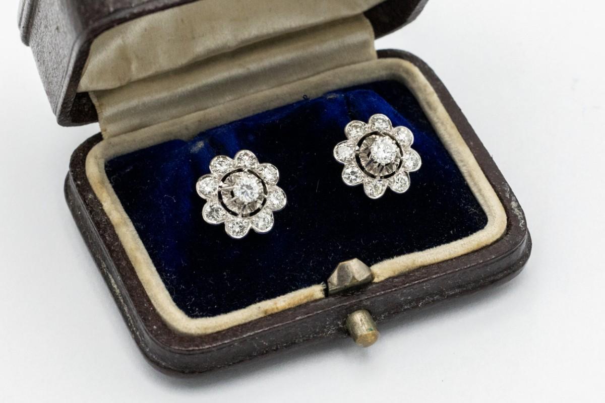 Vintage Flower Shaped French White Gold 1, 30ct Diamond Earrings. In Good Condition In Chorzów, PL