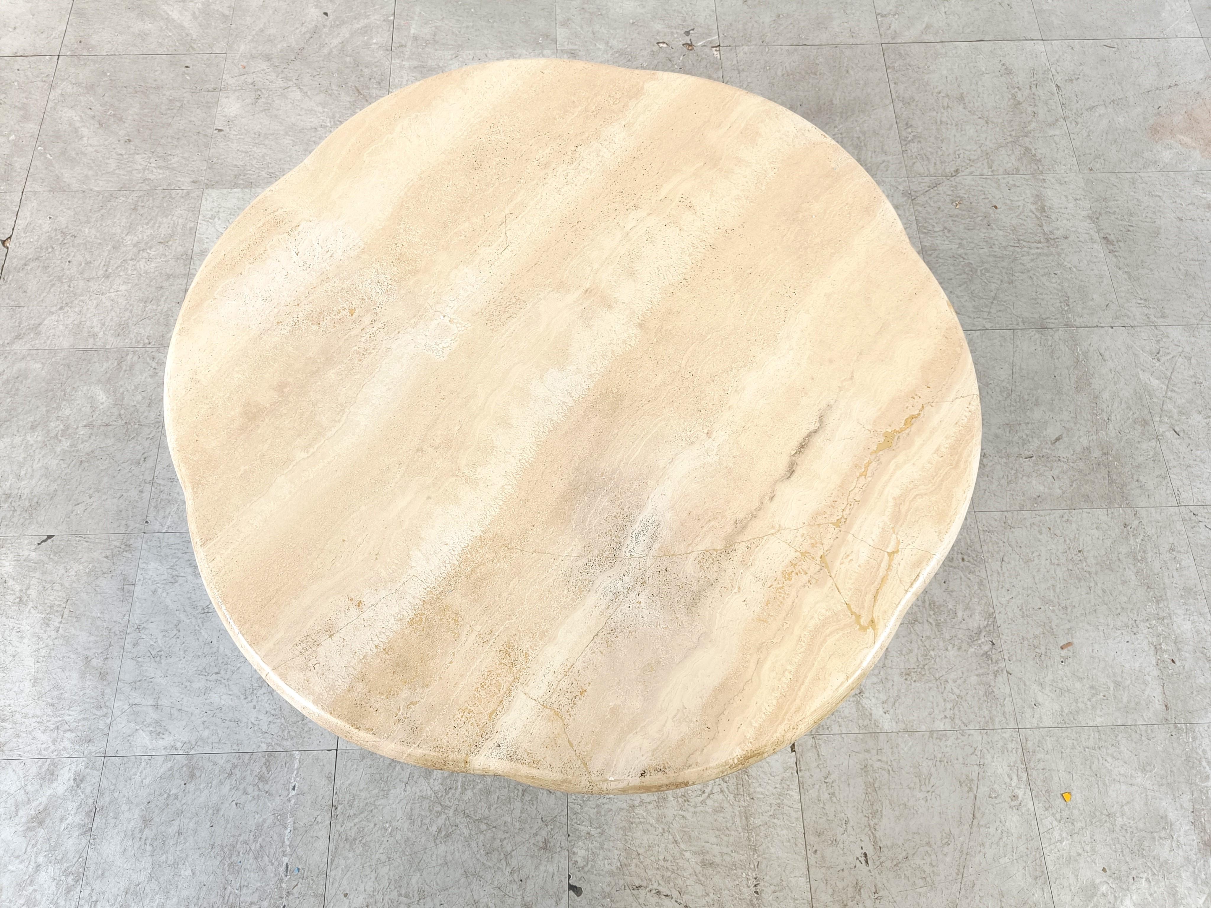 Vintage flower shaped travertine coffee table from the 1970s.

The table is in good condition

Timeless piece that fits almost any living room.

1970s - Italy

Dimensions
Height: 37m/14.56