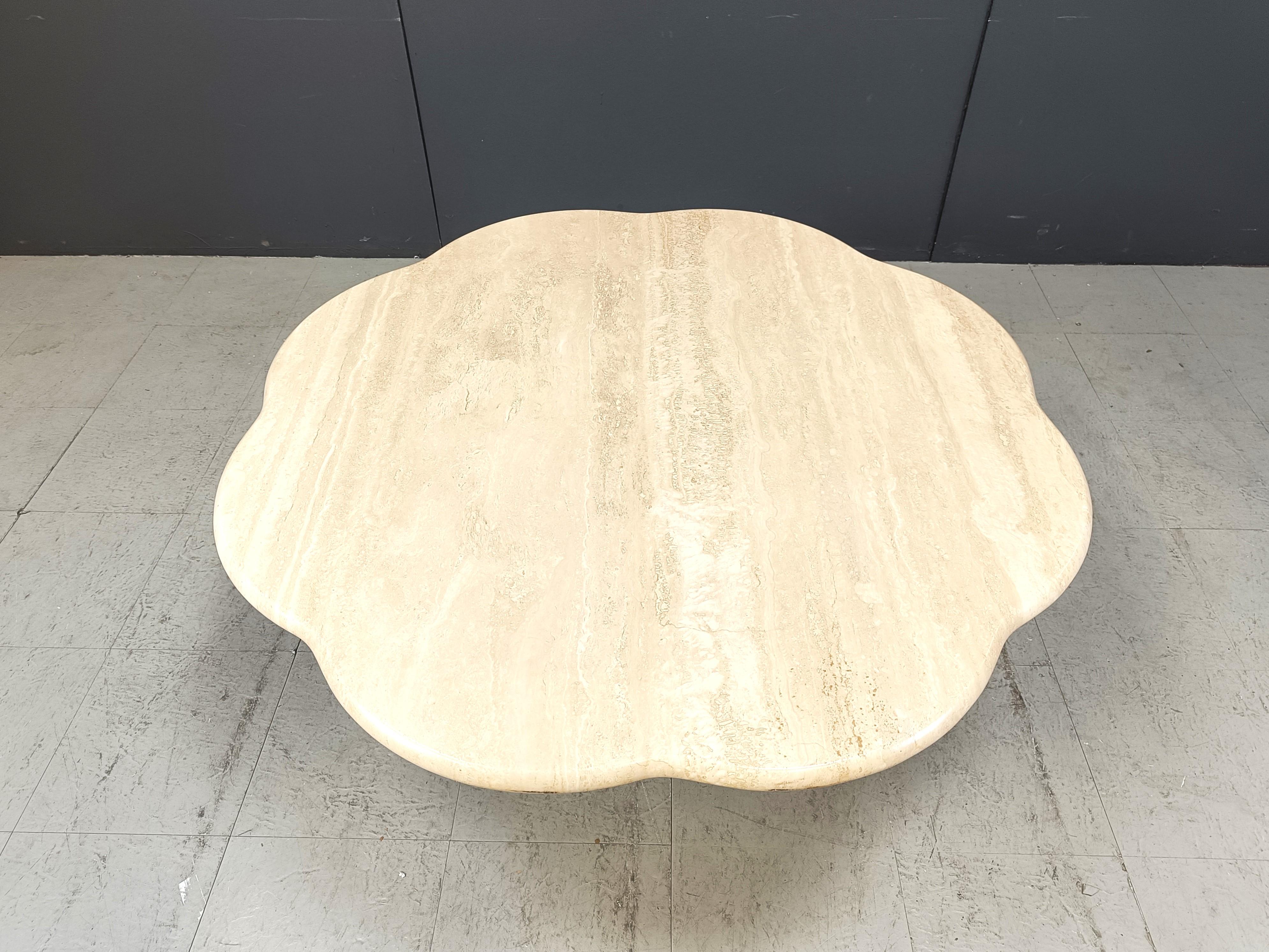 Table basse vintage en travertin en forme de fleur avec une base joliment façonnée.

Le dessus en forme de fleur le rend unique.

Magnifiques veines/couleurs naturelles de travertin.

Le plateau et la base sont fixés par des vis avec des panneaux de