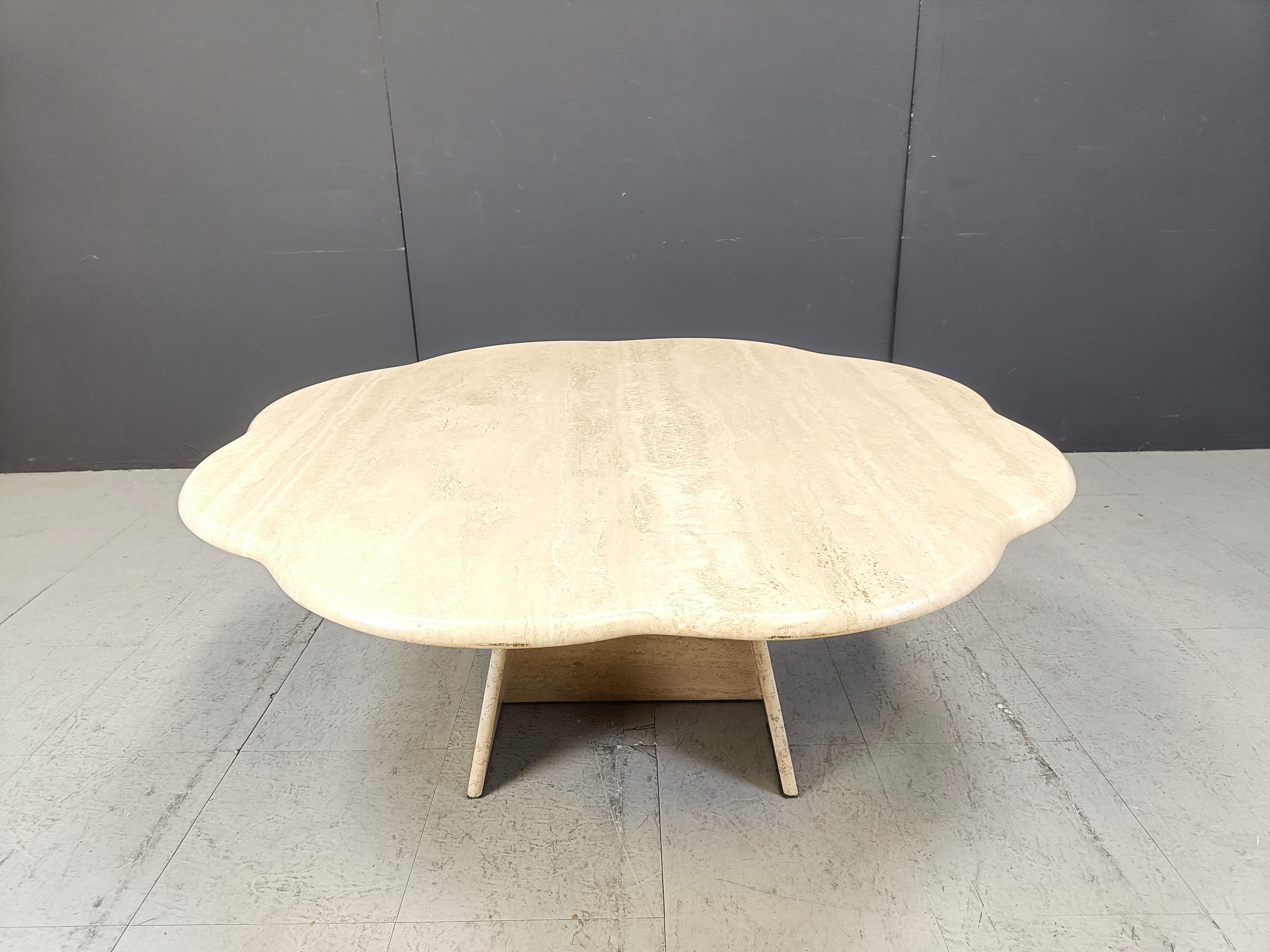 Mid-Century Modern Table basse vintage en travertin en forme de fleur, années 1970 en vente