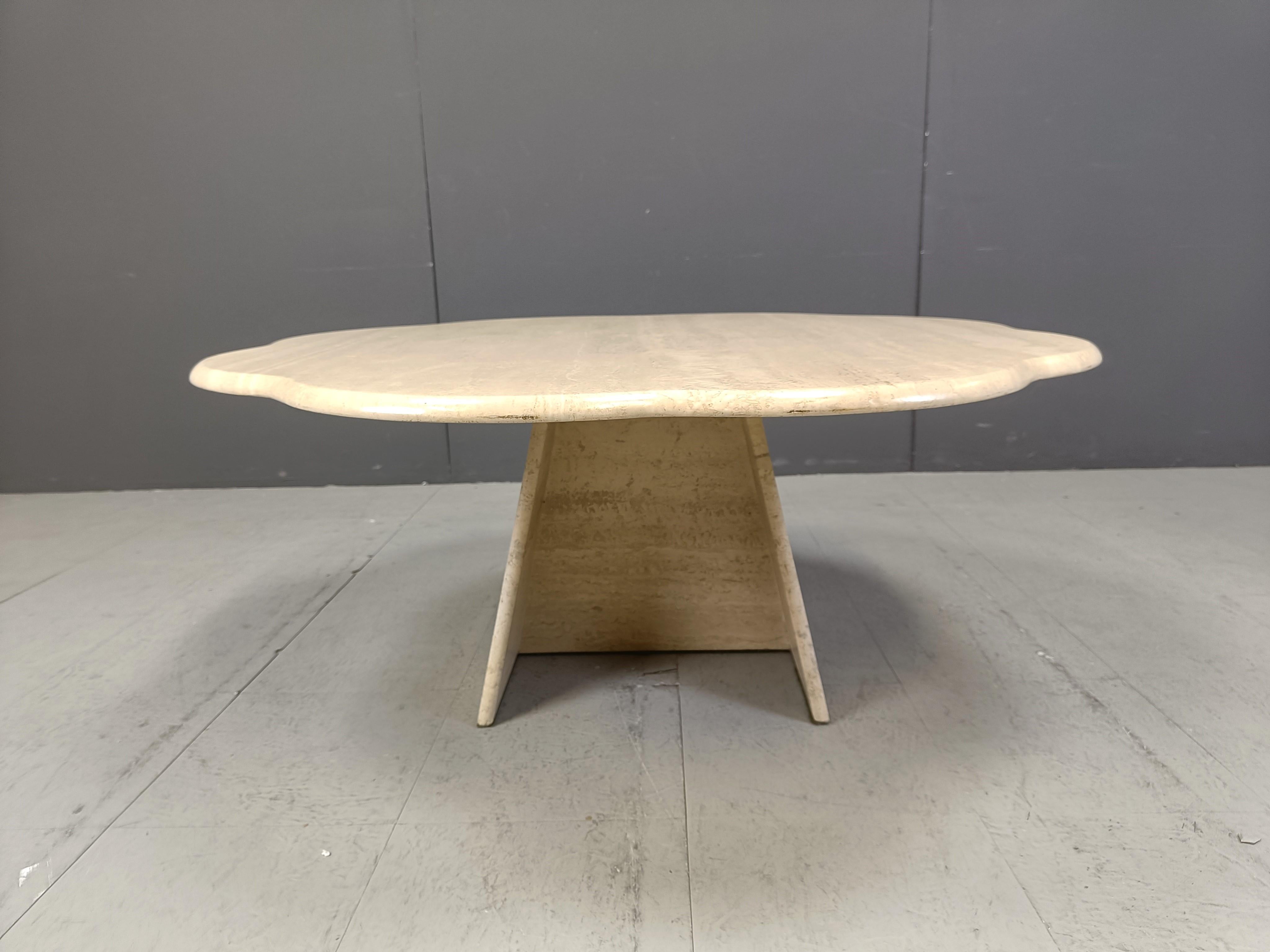 italien Table basse vintage en travertin en forme de fleur, années 1970 en vente