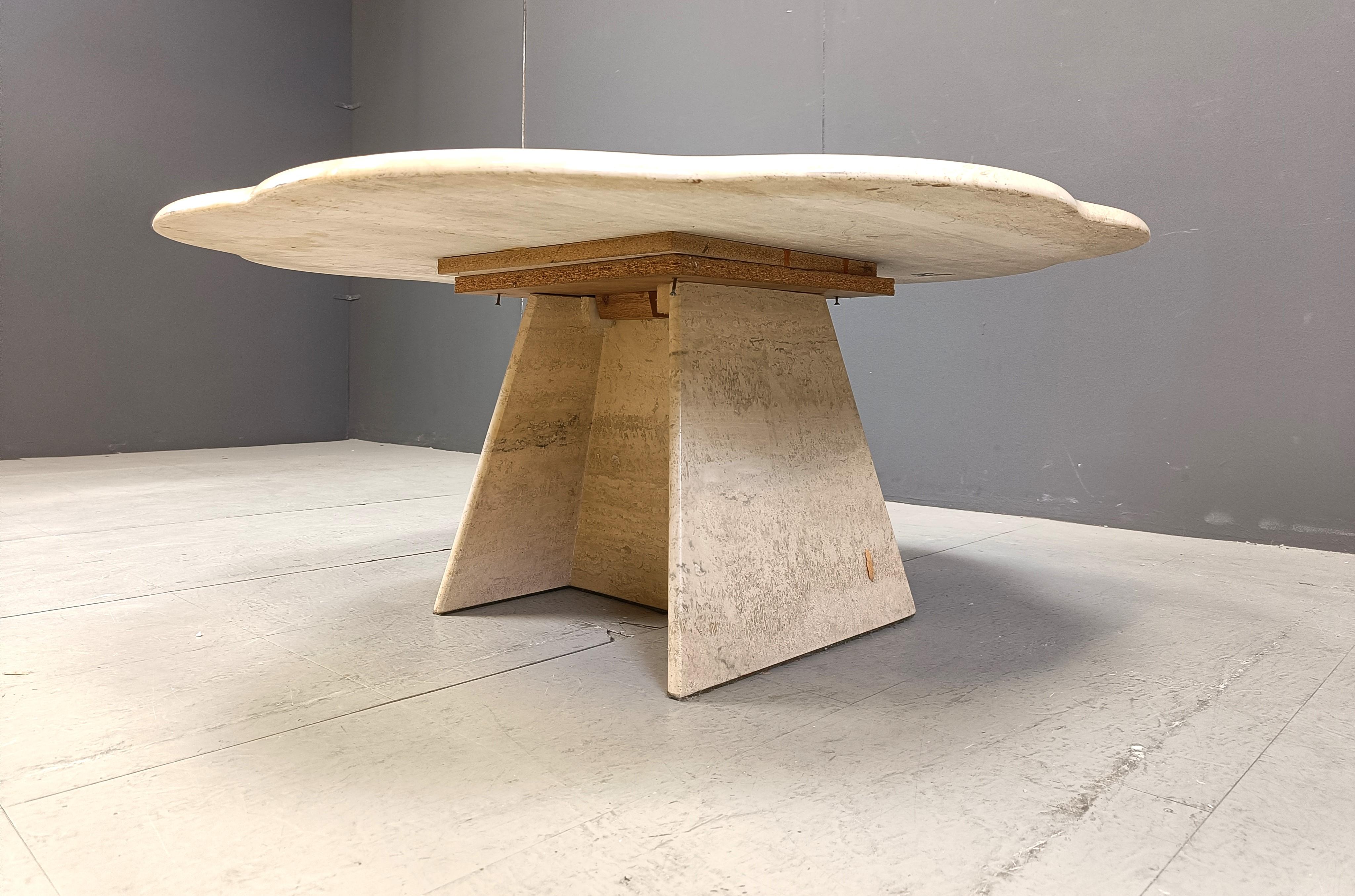 Travertin Table basse vintage en travertin en forme de fleur, années 1970 en vente