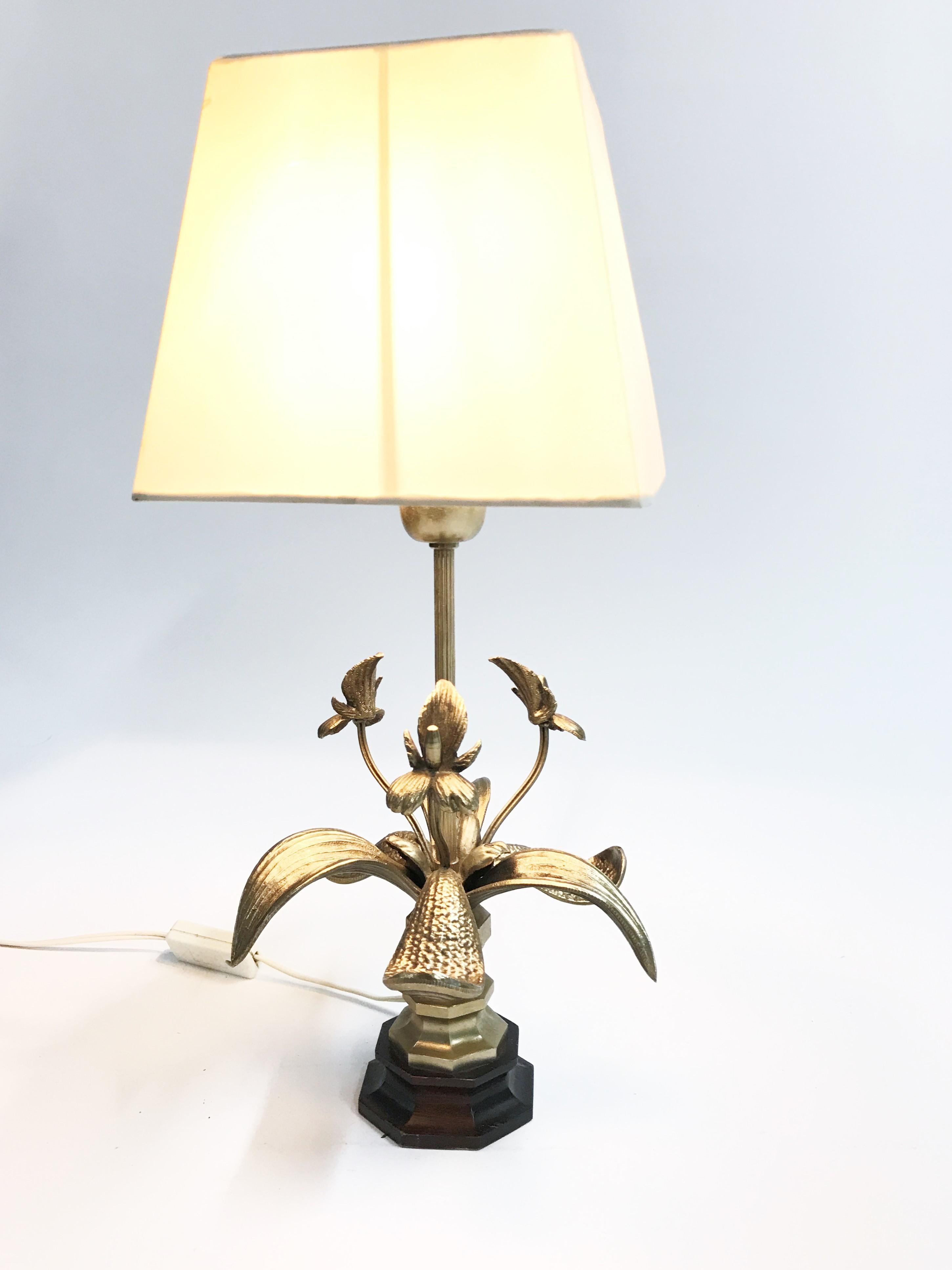 Sculptural midcentury table lamp made from tin on a wooden base.

The leafs and flowers are beautifully detailed.

1960s - Belgium

Tested and ready to use with a regular E27 light bulb.

Measures: Height 48cm/18.89