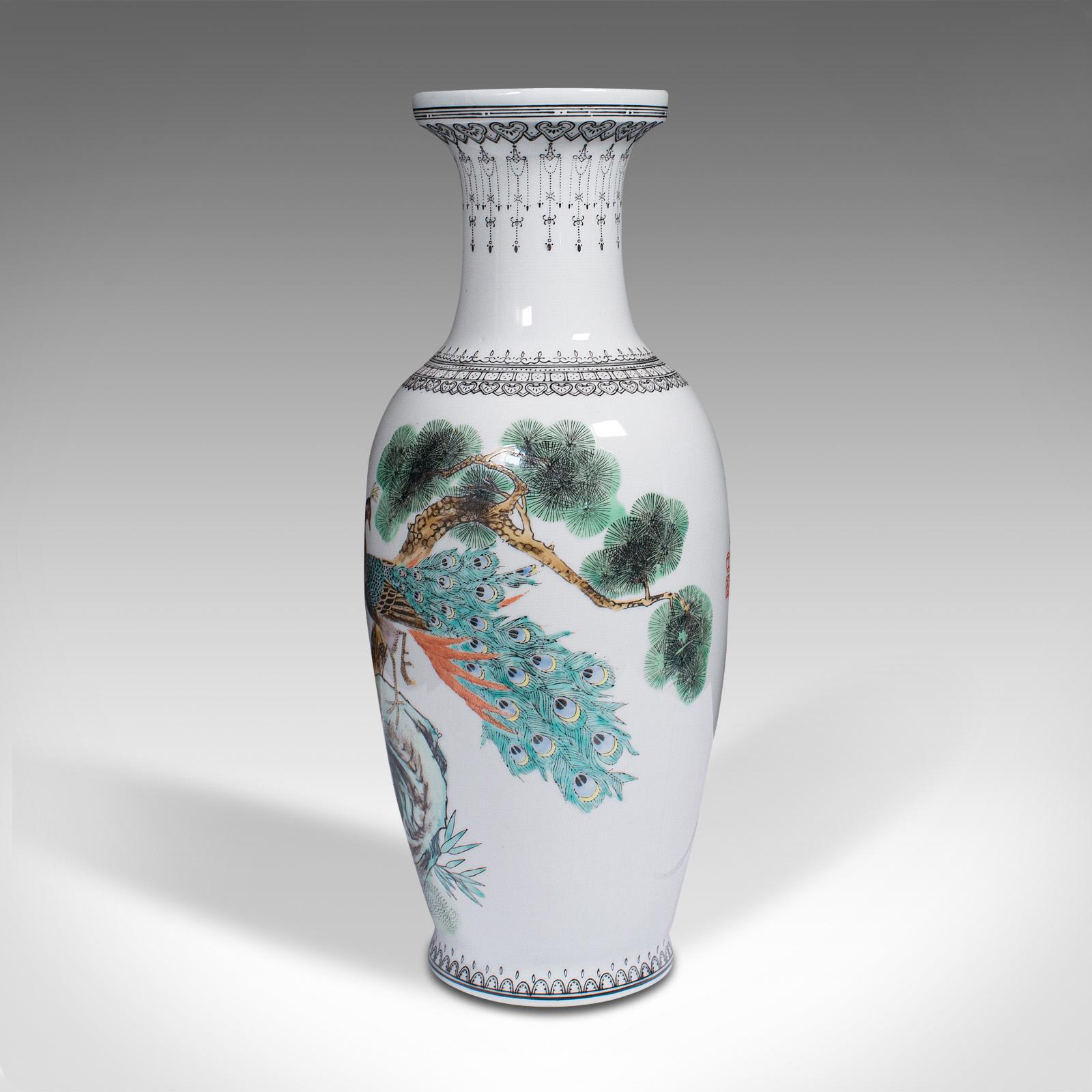 Vintage-Blumenvase, chinesisch, Keramik, dekorative Urne, Pfauenmotiv, um 1960 (Chinesisch) im Angebot