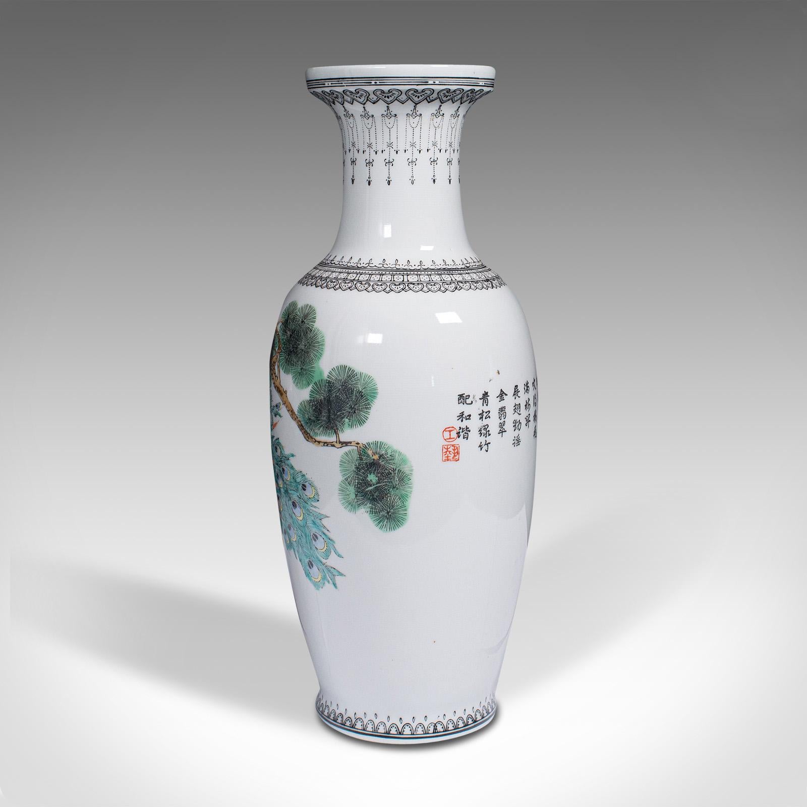 Vintage-Blumenvase, chinesisch, Keramik, dekorative Urne, Pfauenmotiv, um 1960 (20. Jahrhundert) im Angebot