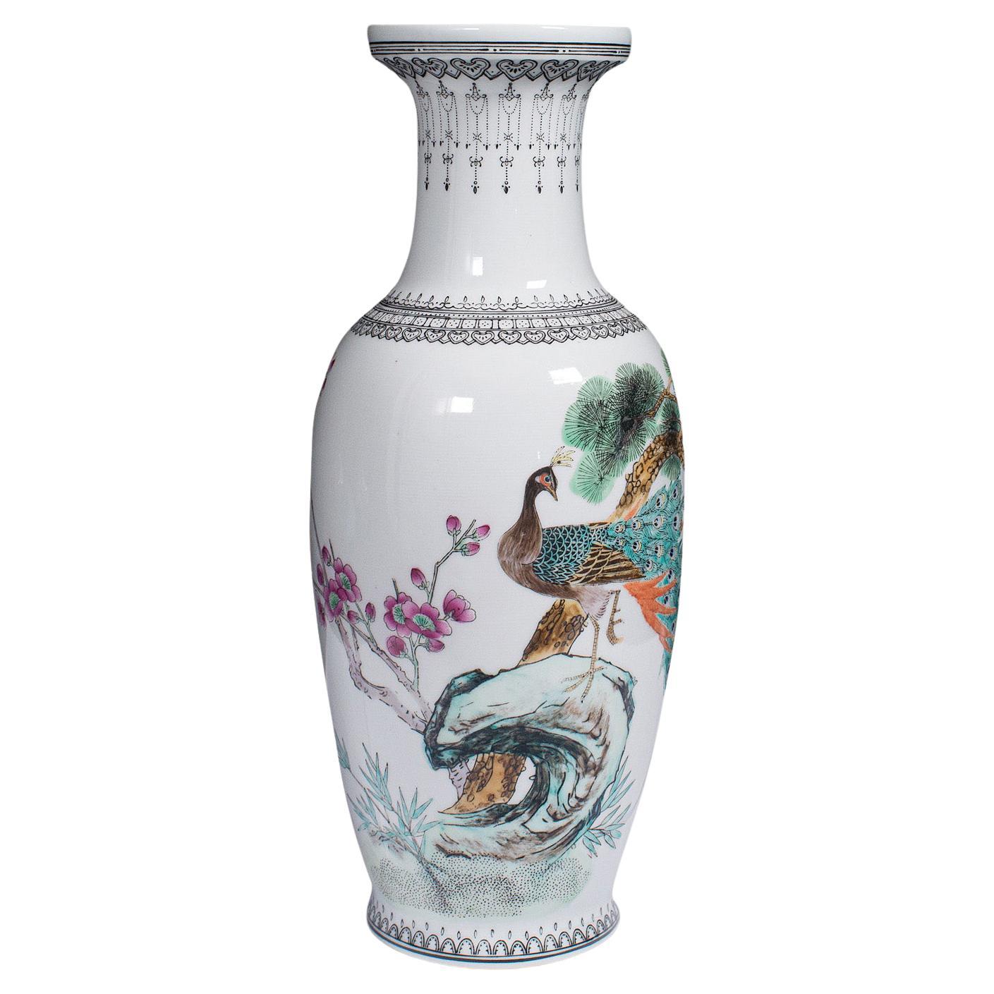 Vintage-Blumenvase, chinesisch, Keramik, dekorative Urne, Pfauenmotiv, um 1960