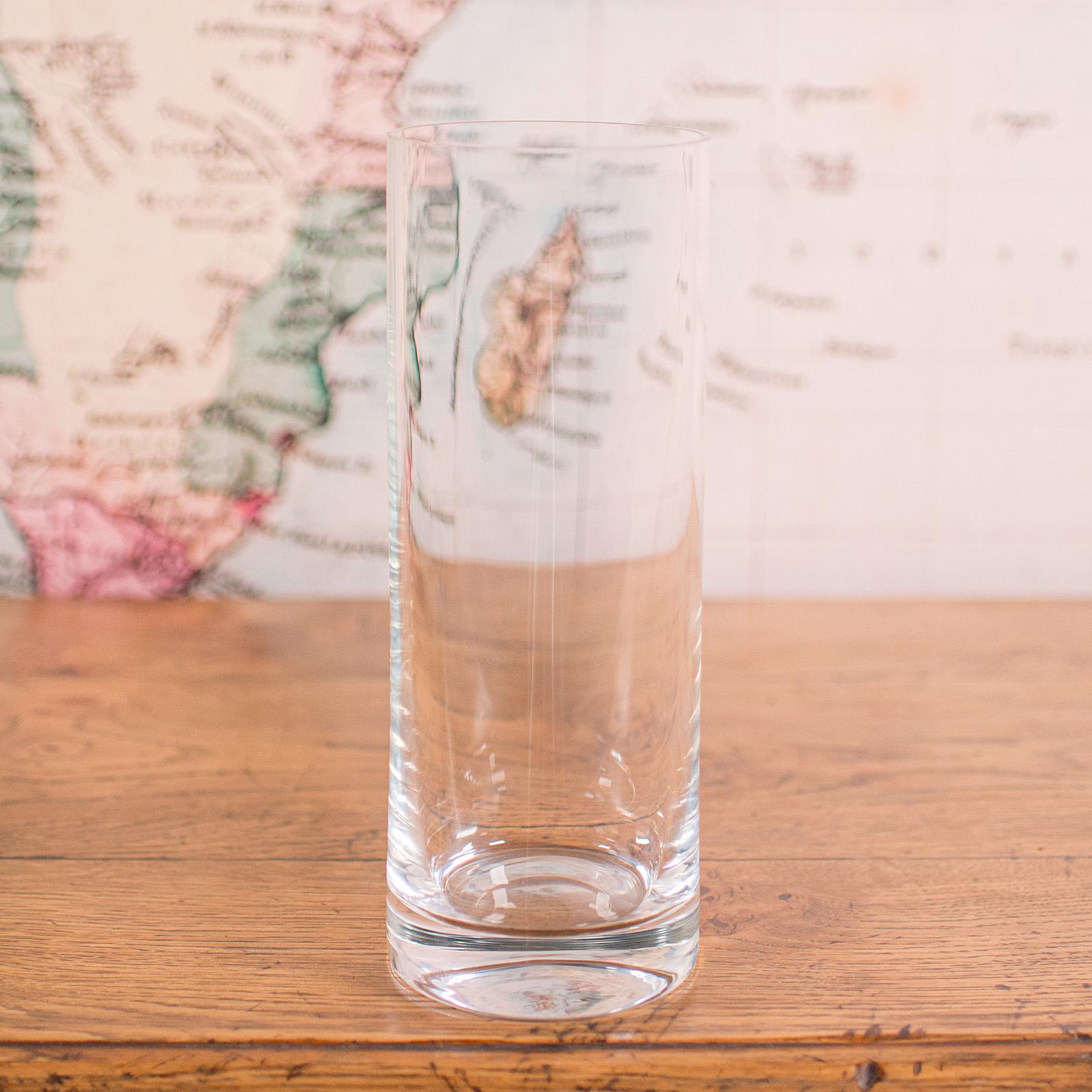 
Il s'agit d'un vase à fleurs vintage. Un manchon de bouquet en verre transparent tchèque, datant de la fin du 20e siècle, vers 1980.

Vase délicieusement transparent, qui ne demande qu'à accueillir un bouquet coloré.
Présente une patine