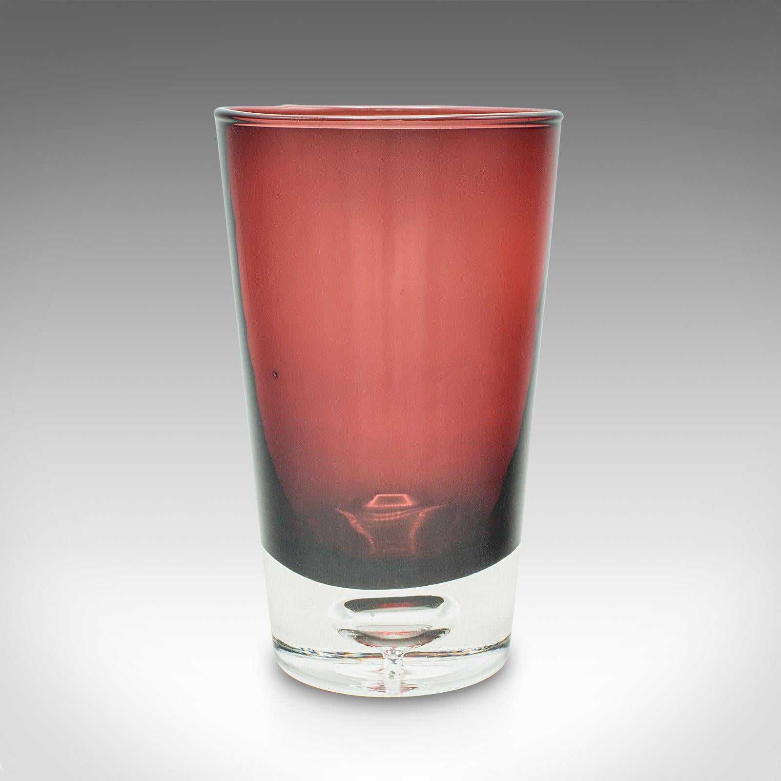 Il s'agit d'un vase à fleurs vintage. Un pot de présentation finlandais en verre coloré, datant du milieu du 20e siècle, vers 1960.

Un étonnant vase en verre finlandais du milieu du siècle, magnifiquement réalisé avec une finesse artistique.
Corps