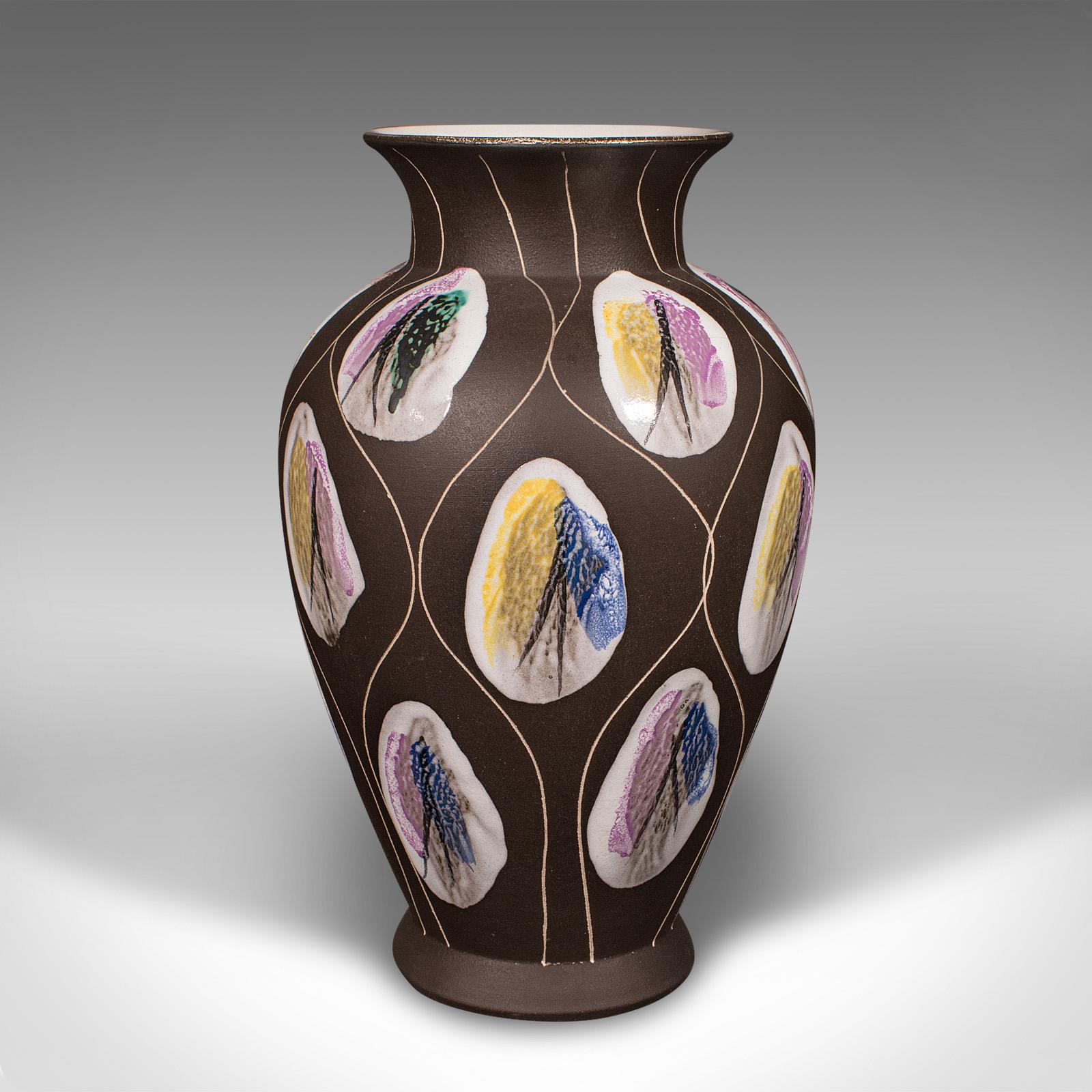 Il s'agit d'un vase à fleurs vintage. Une urne de présentation allemande en céramique mate, datant du milieu du siècle, vers 1960.

Aspect fascinant, finition tactile
Présente une patine d'usage désirable et est en bon état.
Finition mate de la