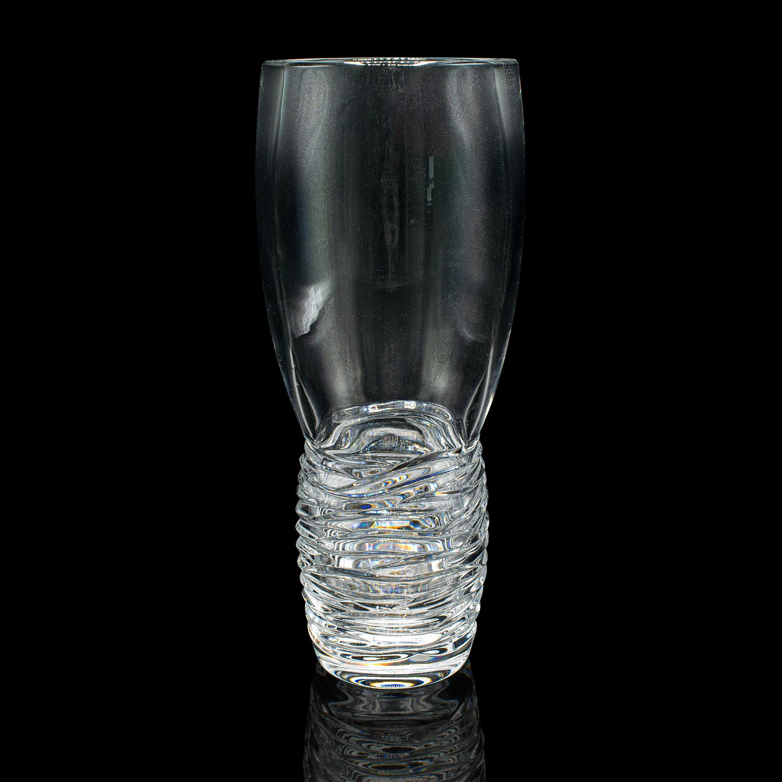 
Il s'agit d'un vase à fleurs vintage. Un manchon de bouquet italien en verre, datant de la fin du 20e siècle, vers 1970.

Dotée d'une forme substantielle et d'un attrait décoratif
Présentant une patine d'ancienneté souhaitable et en bon état.
Le