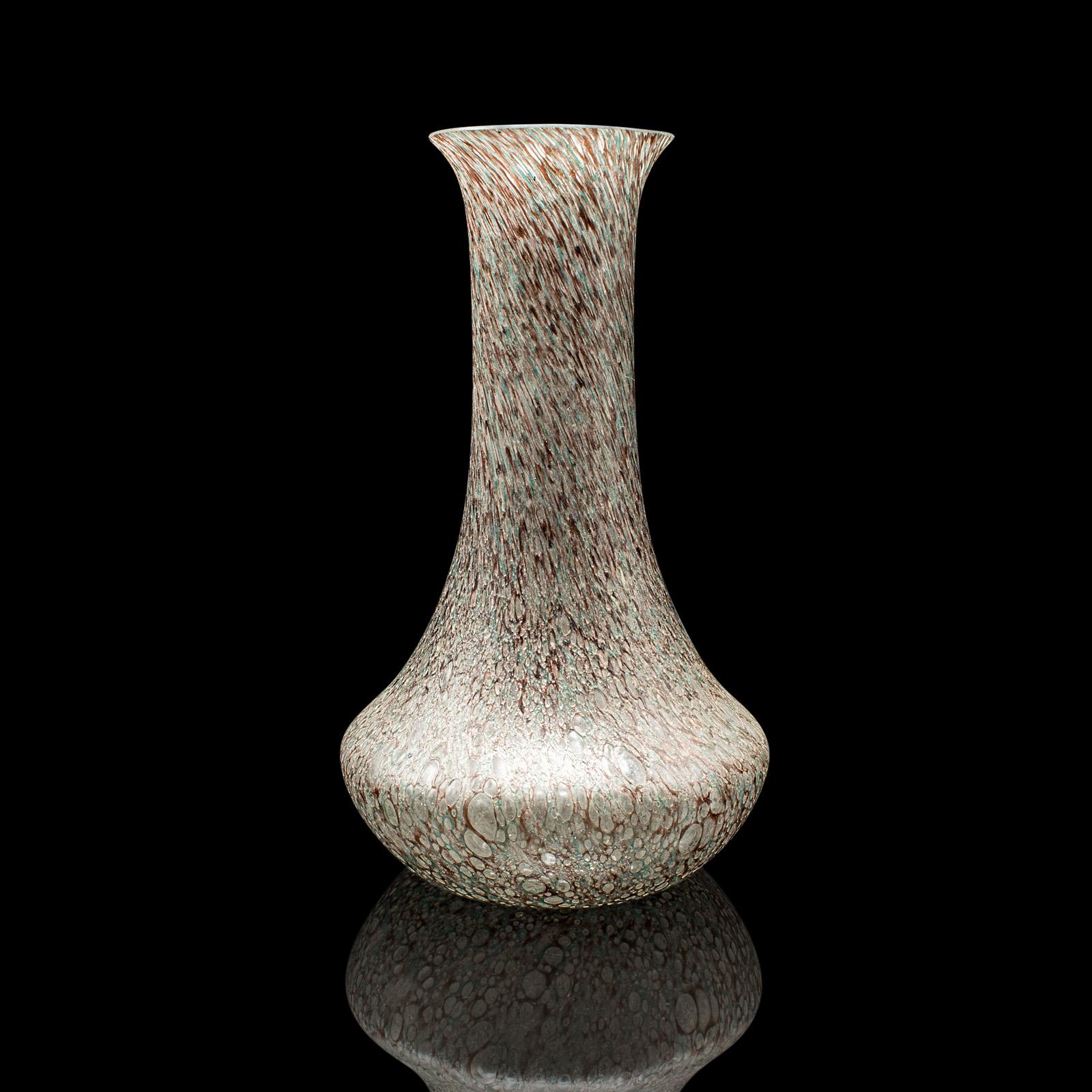 Si tratta di un vaso da fiori vintage, proveniente dalla Scozia e risalente alla fine del XX secolo, circa il 1980. Questo elegante espositore in vetro artistico affascina con la sua finitura screziata, il motivo a tortiglione e la caratteristica