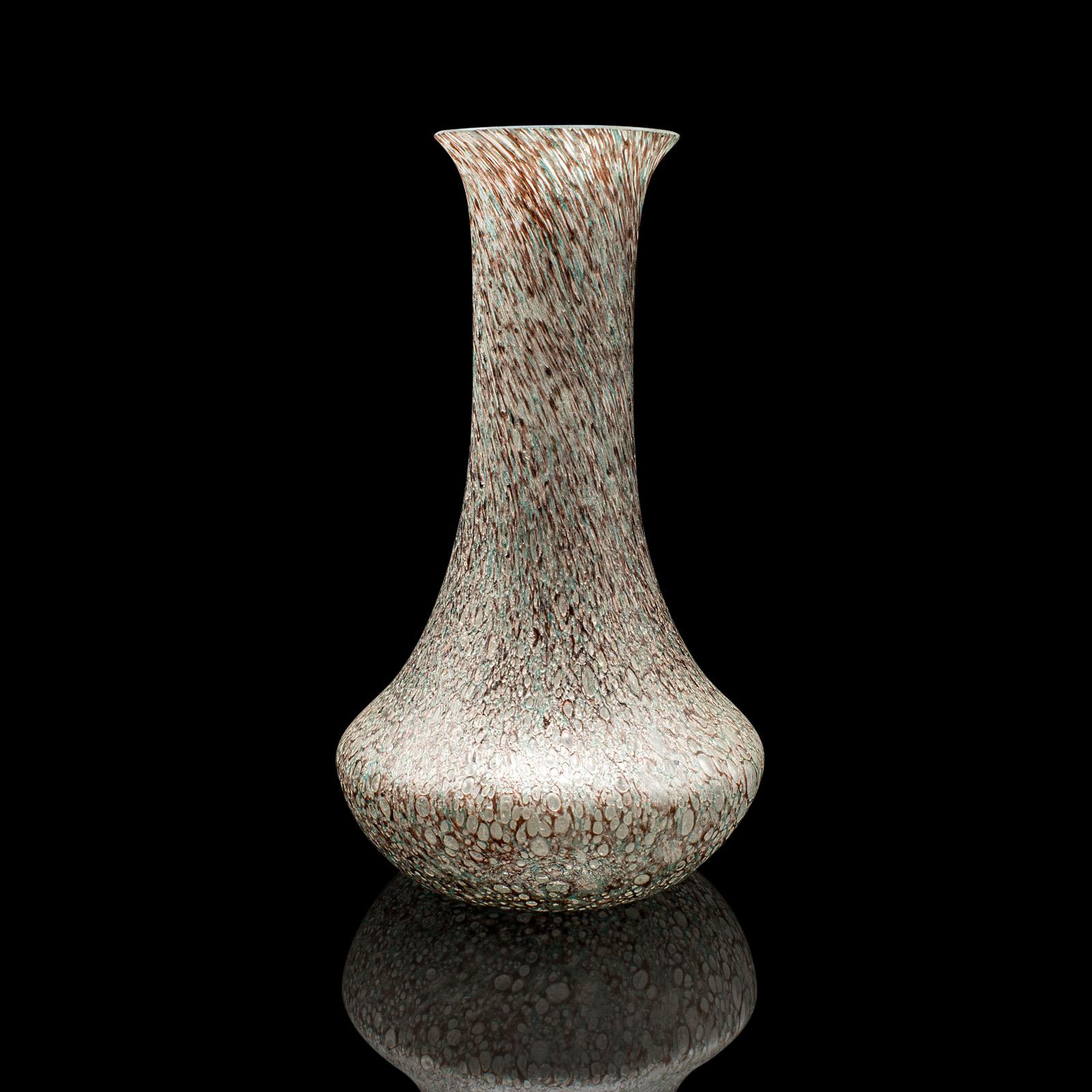 Mid-Century moderno Vaso di fiori d'epoca, scozzese, vetro artistico, espositore, manico a goccia di pose, C.C. in vendita