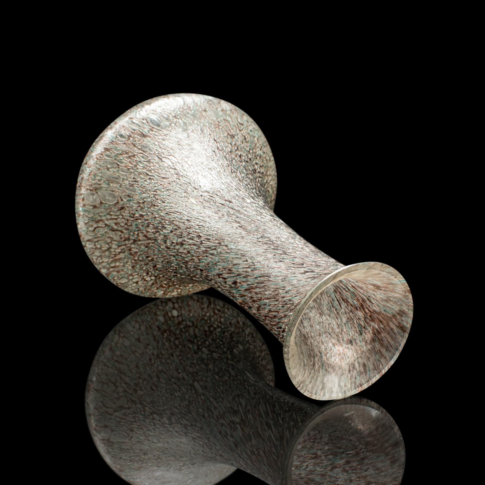 Fine XX secolo Vaso di fiori d'epoca, scozzese, vetro artistico, espositore, manico a goccia di pose, C.C. in vendita