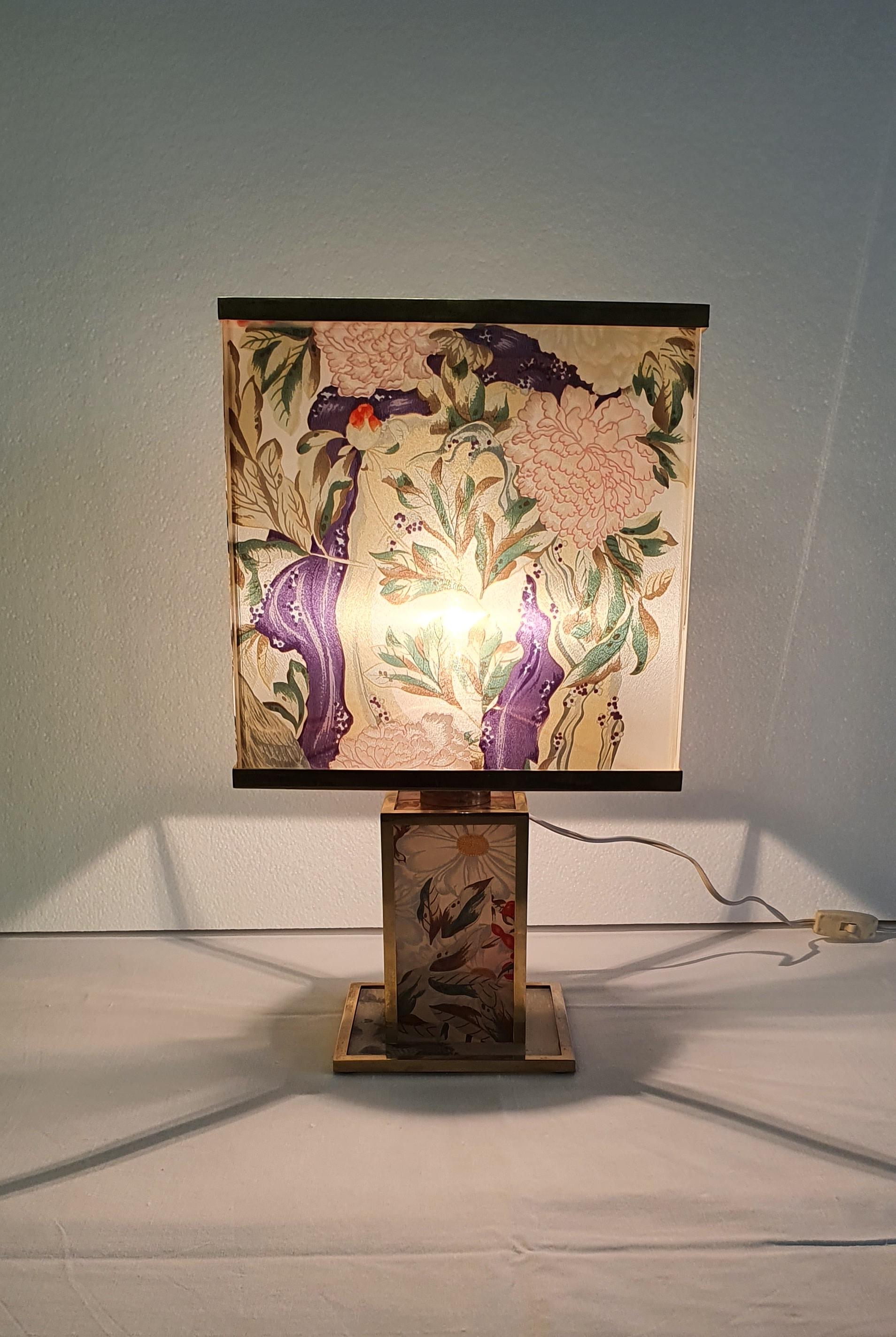 Siebdruck-Tischlampe aus Plexiglas mit Blumen und Messingdiagrammen 1970er Jahre.
Die Lampe ist funktionstüchtig.
Originale elektrische Anlage.
 