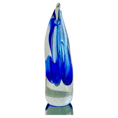 Macizo Jarrón Esculpido , decorativo en cristal de murano azul "Sommerso" años 70 firmado