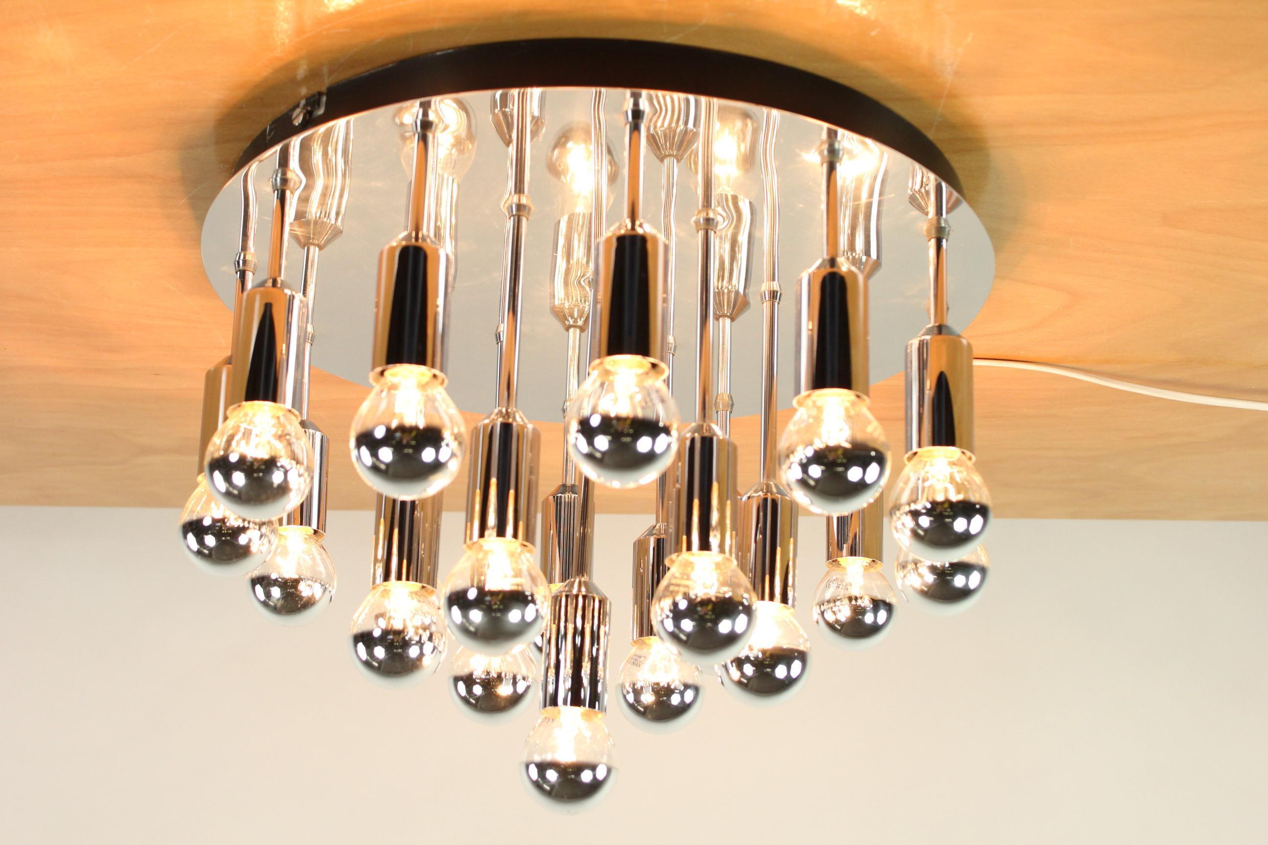 Original 1970s Cosack ceiling fixture
A German high quality steel made flush mount with 19 arms!
Width 15'' - height without bulbs 9.5''
You need 19 bulbs small Edison screw (E14) to operate
not included in this offer,
Weight 2.8 kg.
 