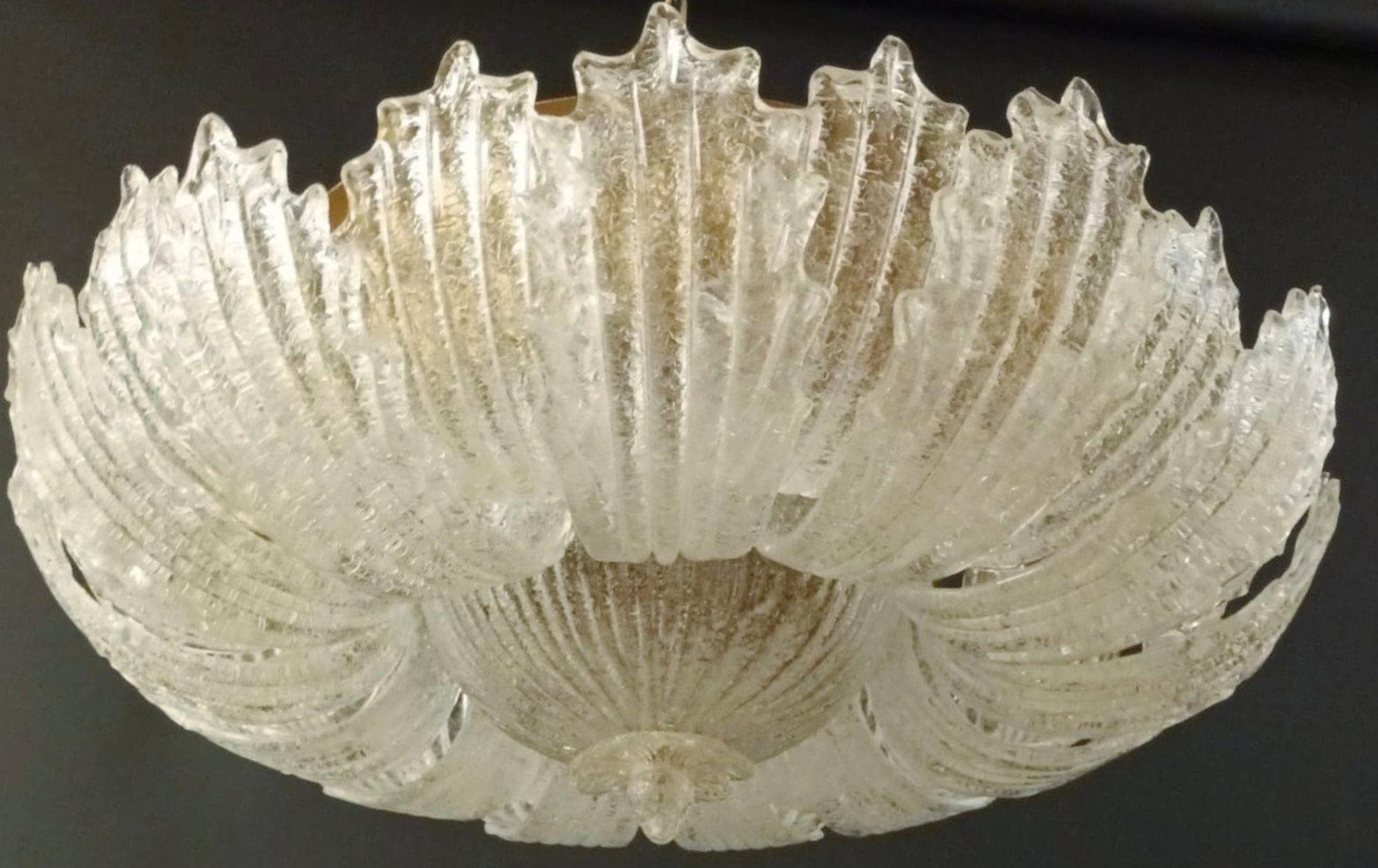 Vintage Italian Murano glass flush mount with clear curved graniglia glass leaves mounted on brass frame / Made in Italy, circa 1960's.
Measures: Diameter 31.5 inches, height 10 inches