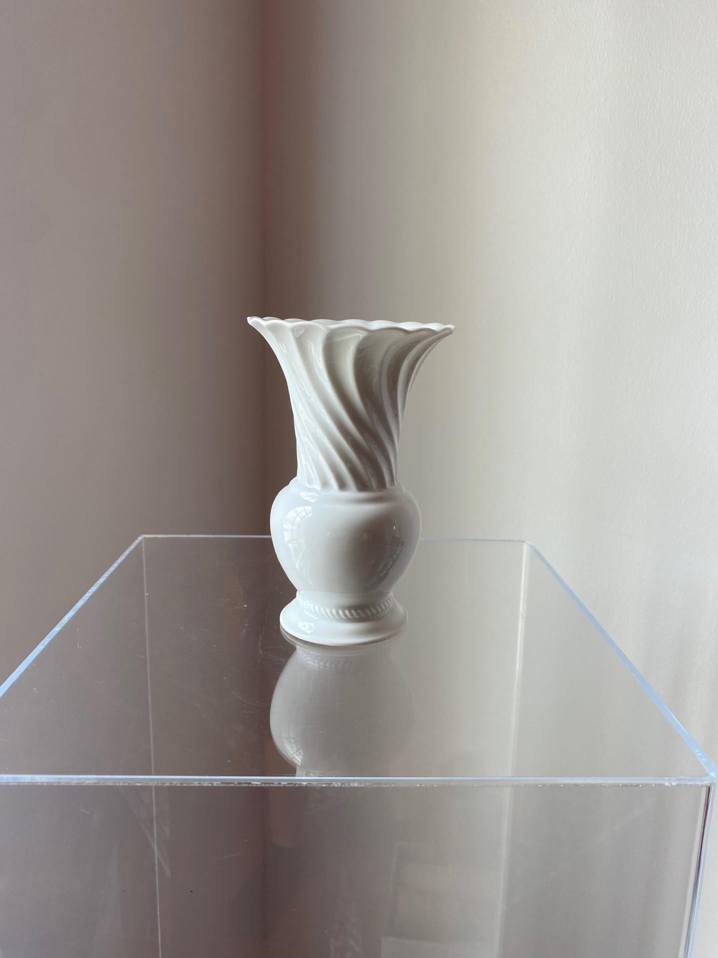 Schöne Porzellanvase von Rosenthal.  Dieses Stück wird in Deutschland hergestellt und folgt der Rosenthal-Tradition von klassischem und hochwertigem Porzellan.  Das schlichte, ausgestellte und geriffelte Design ist klassisch und minimalistisch.  Die