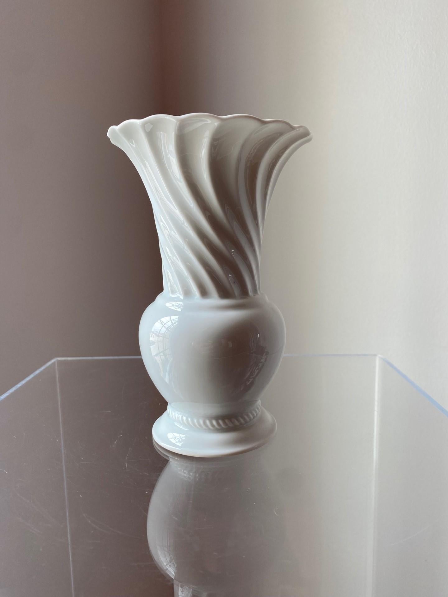 Vintage-Vase aus geriffeltem und ausgestelltem Porzellan von Rosenthal (Colonial Revival) im Angebot