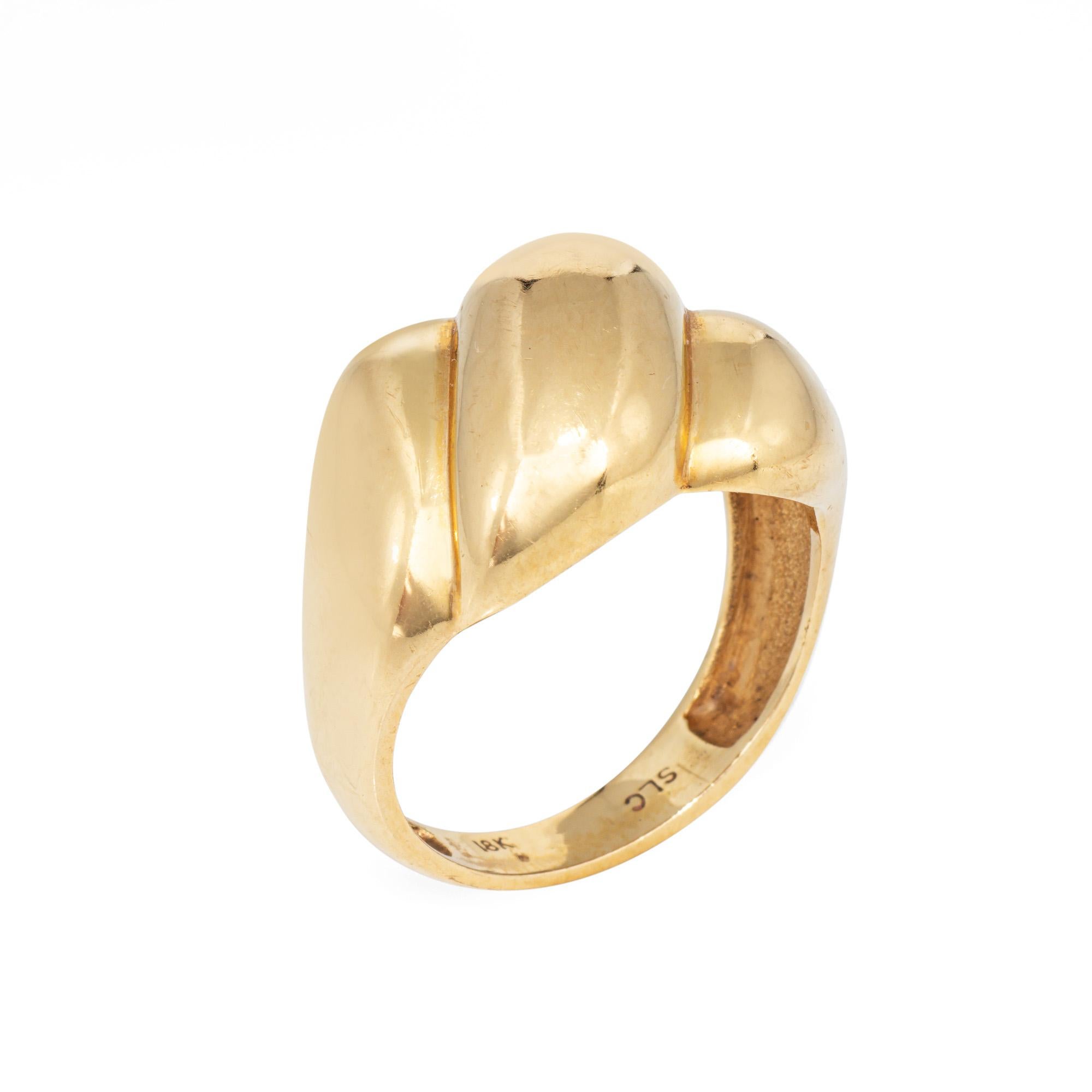 Stilvoller, kuppelförmiger Cocktailring im Vintage-Stil, gefertigt aus 18 Karat Gelbgold. 

Die geriffelte Kuppelhalterung ragt 6,5 mm über den Finger (0,25 Zoll) hinaus und setzt ein schönes Zeichen an der Hand. Der Ring kann tagsüber getragen