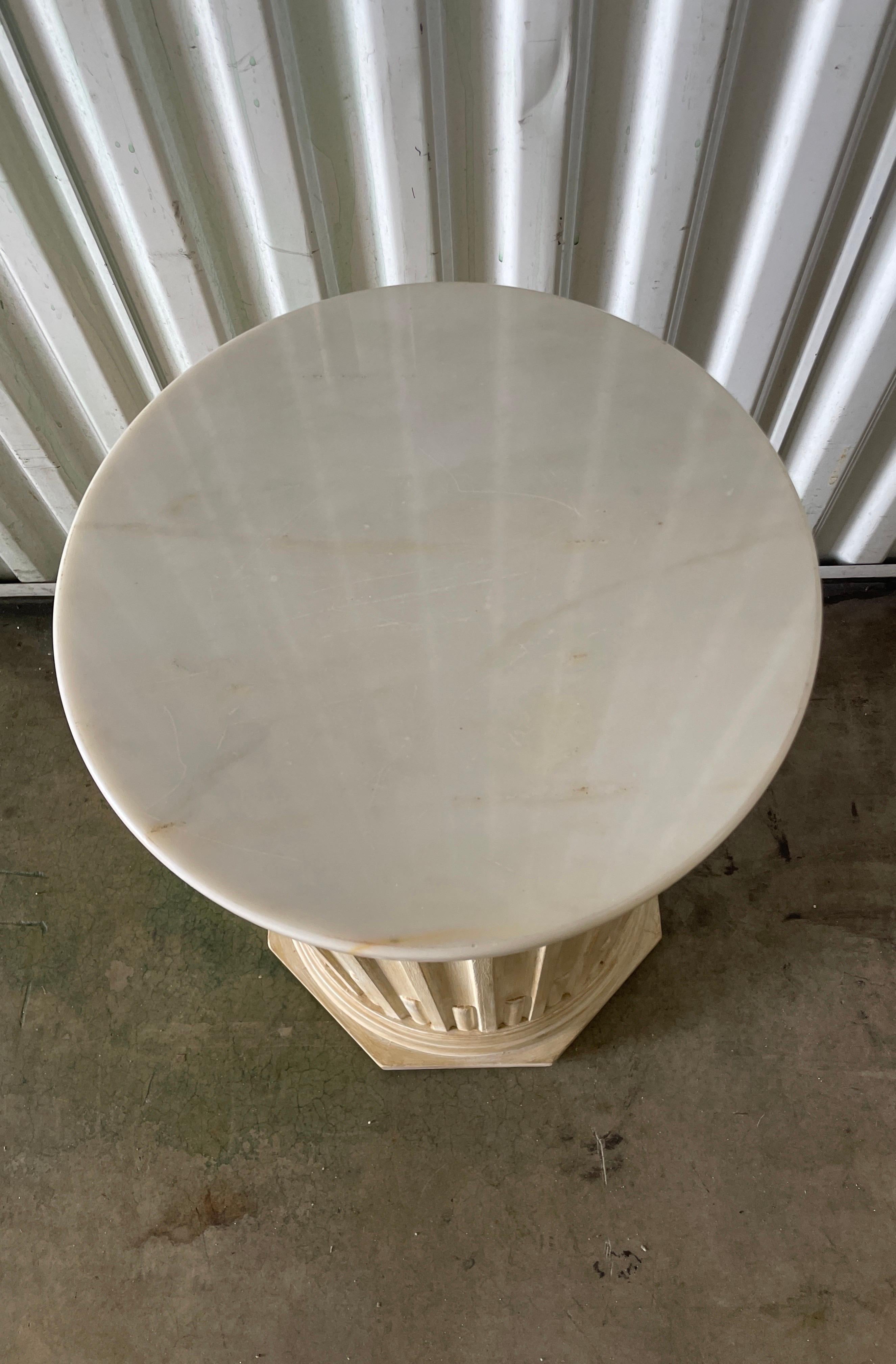 Pequeño pedestal / mesa auxiliar vintage estriado y pintado, con tapa de mármol blanco.