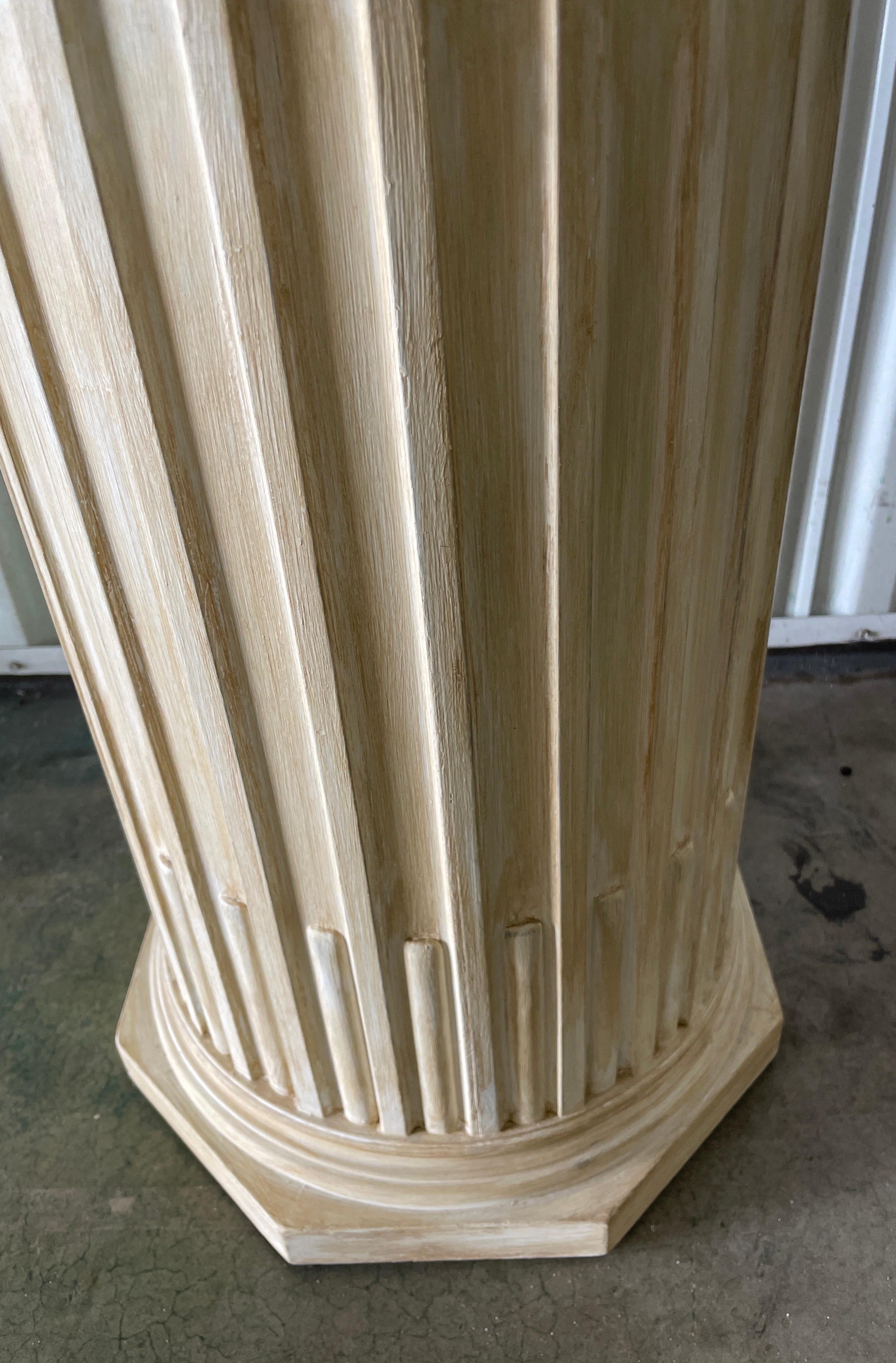 Vintage Pedestal / Mesa auxiliar italiana con tapa de mármol acanalada Italiano en venta