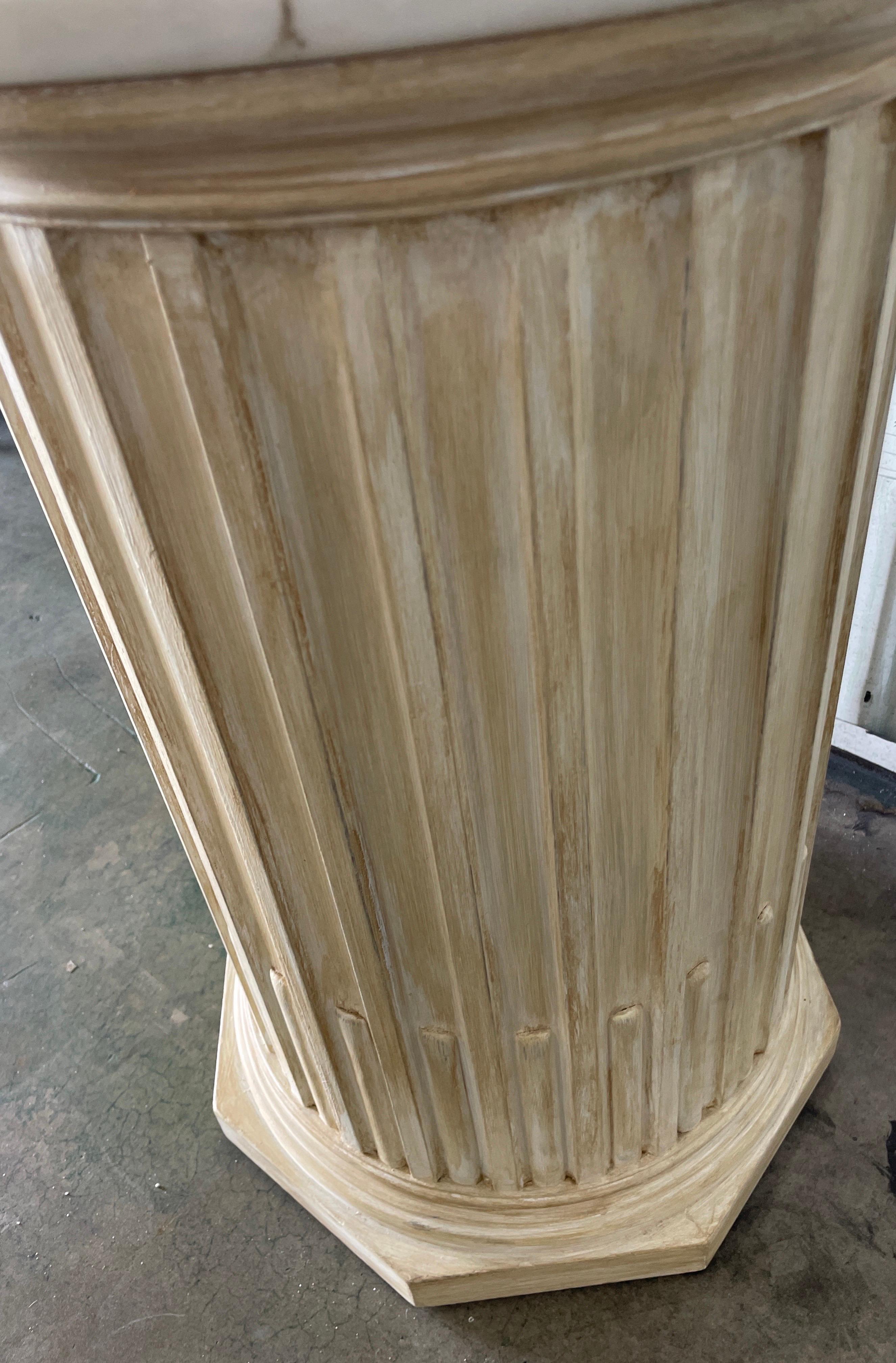 Vintage Pedestal / Mesa auxiliar italiana con tapa de mármol acanalada en Bueno estado para la venta en West Palm Beach, FL
