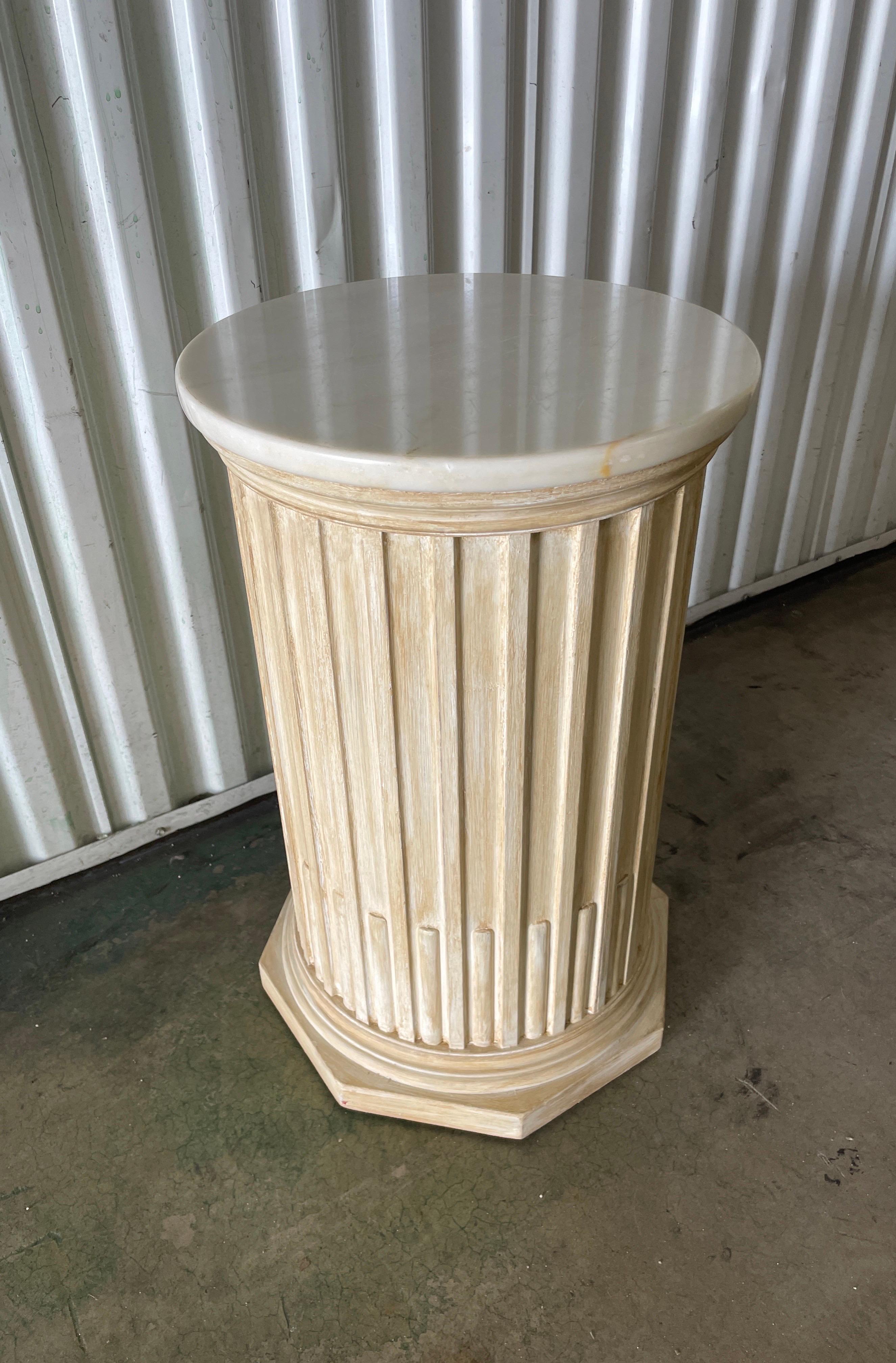 Vintage Pedestal / Mesa auxiliar italiana con tapa de mármol acanalada siglo XX en venta