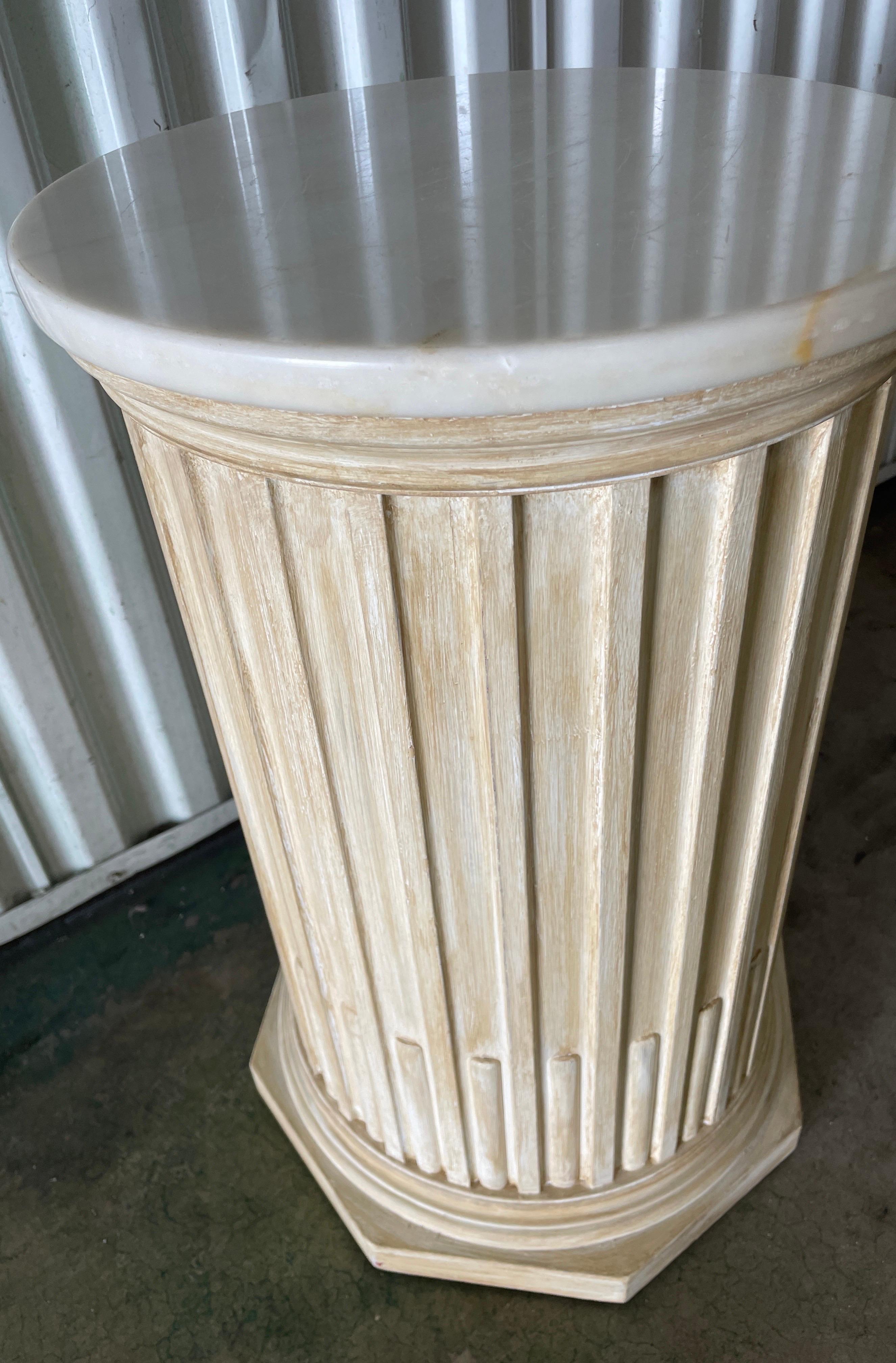 Vintage Pedestal / Mesa auxiliar italiana con tapa de mármol acanalada Mármol en venta
