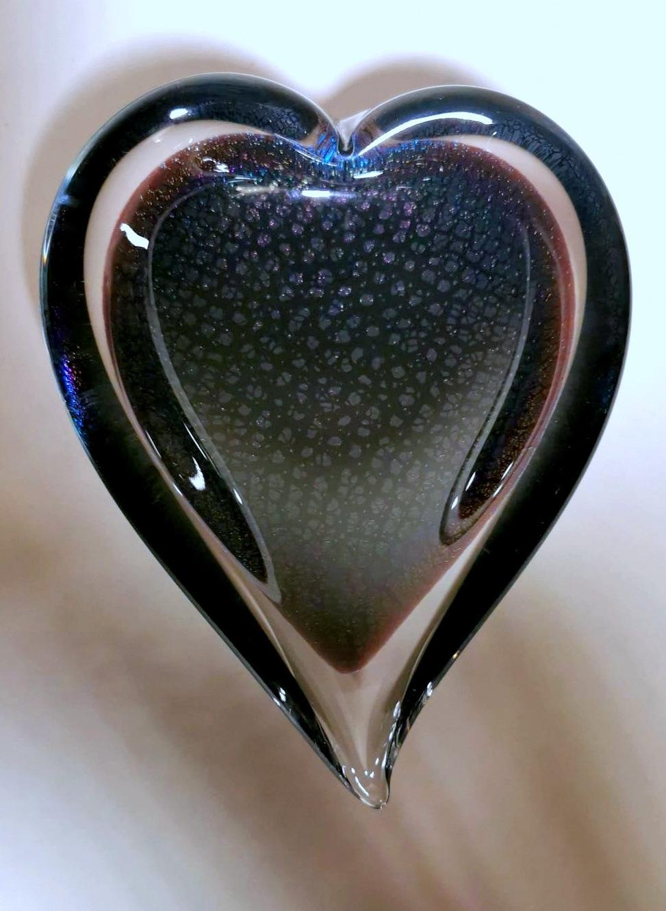 We kindly suggest that you read the entire description, as with it we try to give you detailed technical and historical information to guarantee the authenticity of our objects.
Peculiar and refined heart-shaped blown glass ashtray; the signature