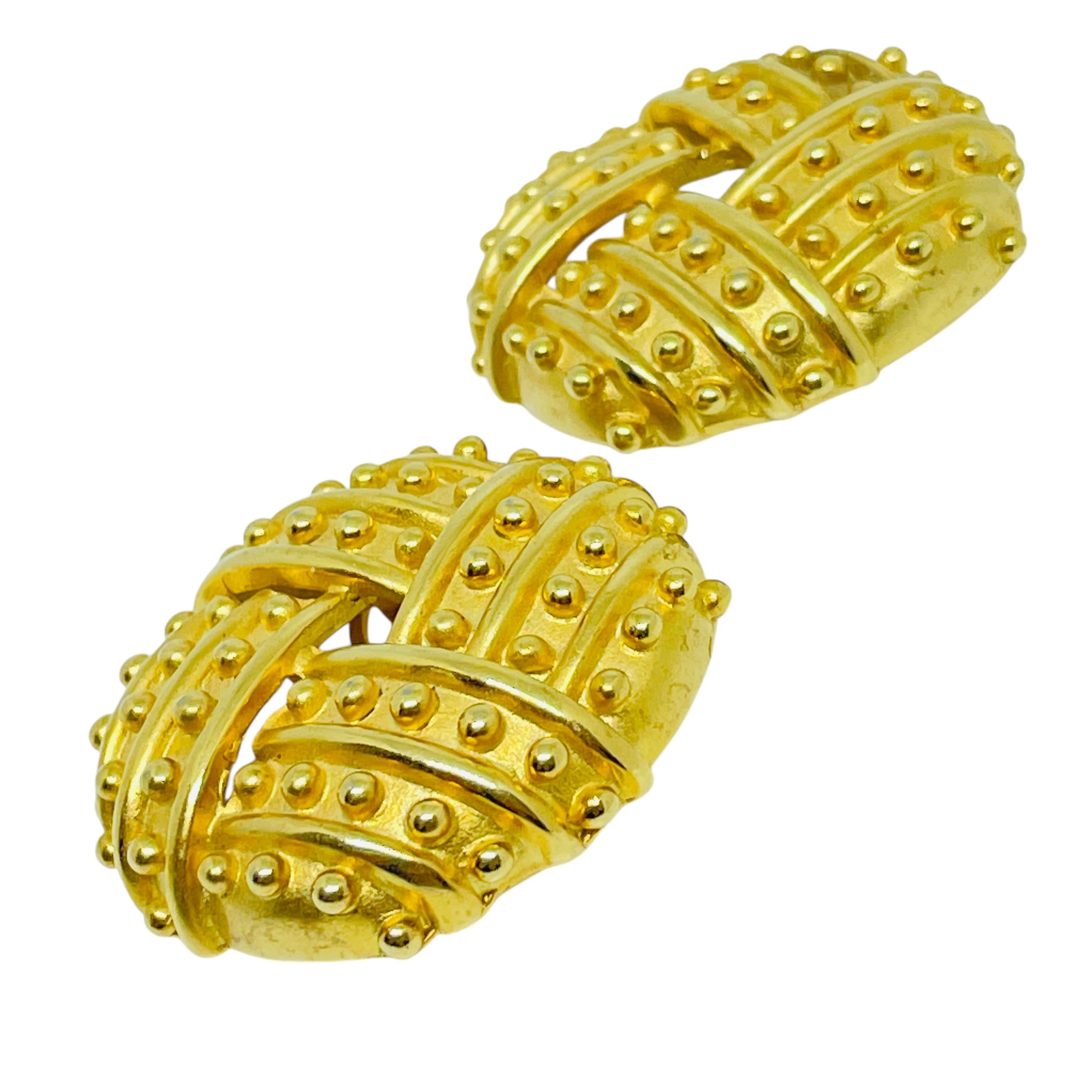 DETAILS

• signed F.O. Inc 

• gold tone 

• vintage designer earrings 

MEASUREMENTS

•

CONDITION

• very good vintage condition with minimal signs of wear

Sku 51

❤️❤️ VINTAGE DESIGNER JEWELRY ❤️❤️

❤️❤️ ALEXANDER’S BOUTIQUE ❤️❤️