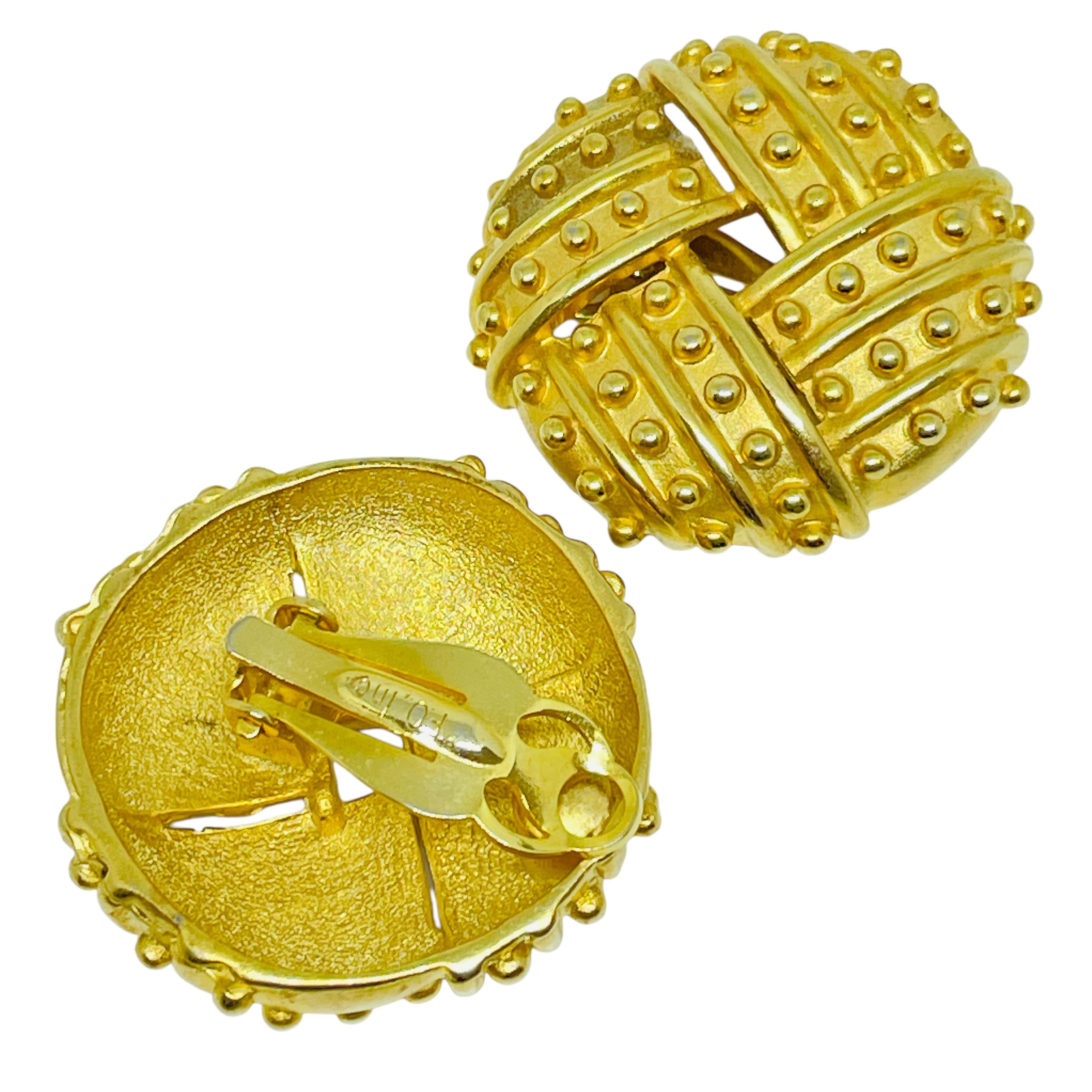 Vintage F.O. Inc gold massive designer clip on earrings In Good Condition For Sale In Palos Hills, IL