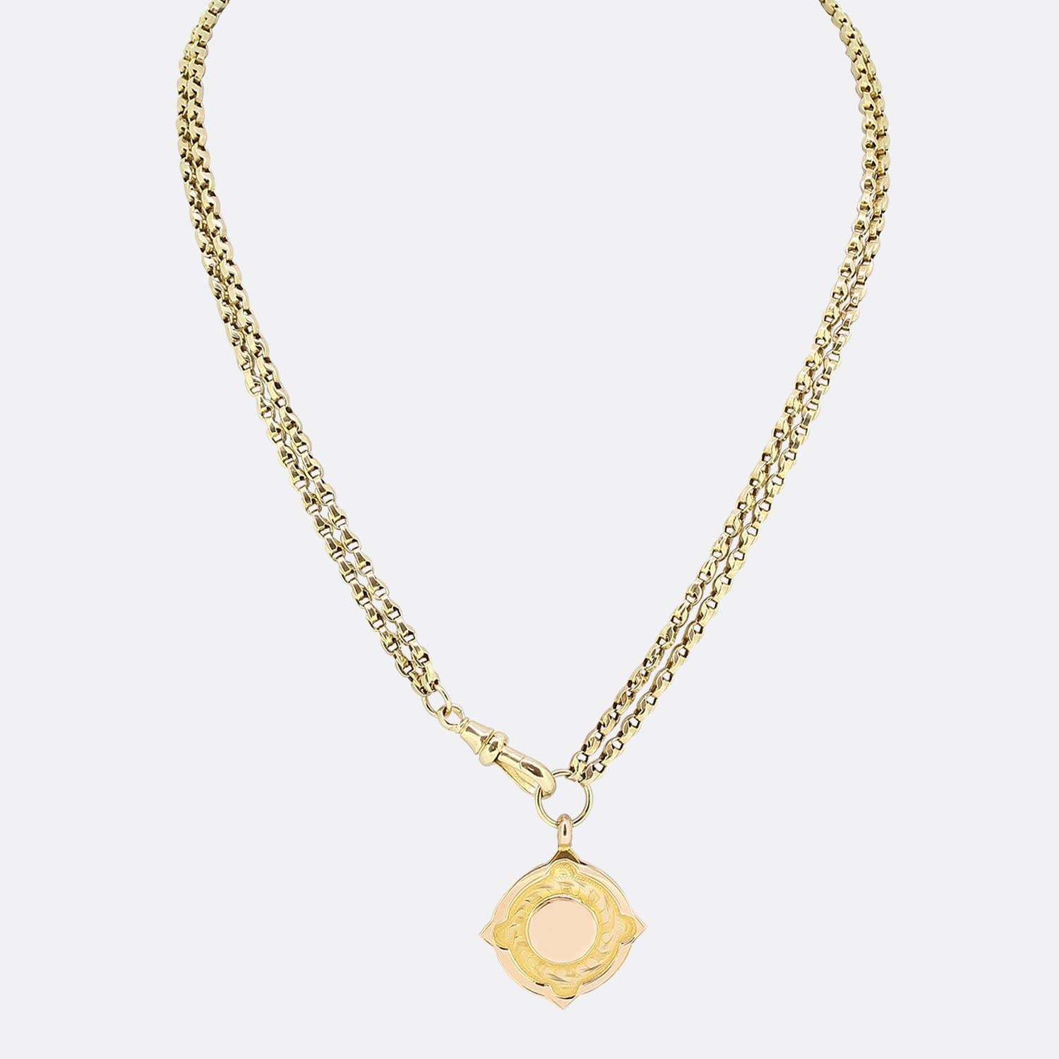 This is a vintage 9ct yellow gold belcher charm necklace. The necklace has an antique fob suspended from the double link chain. The necklace is secured by an antique swivel clasp.

Condition: Used (Very Good)
Weight: 21.0 grams
Chain Length: 21