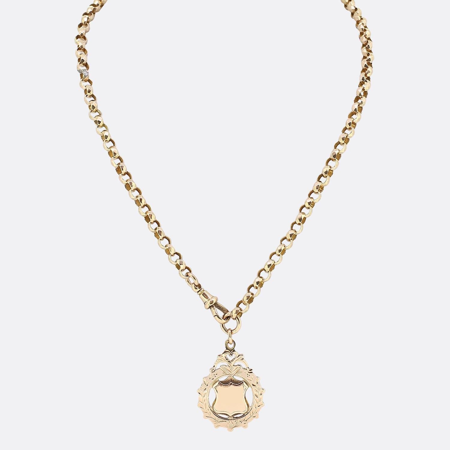 This is a vintage 9ct rose gold belcher charm necklace. The necklace has an antique fob suspended from the faceted belcher link chain. The necklace is secured by an antique swivel clasp.

Condition: Used (Very Good)
Weight: 22.0 grams
Chain Length: