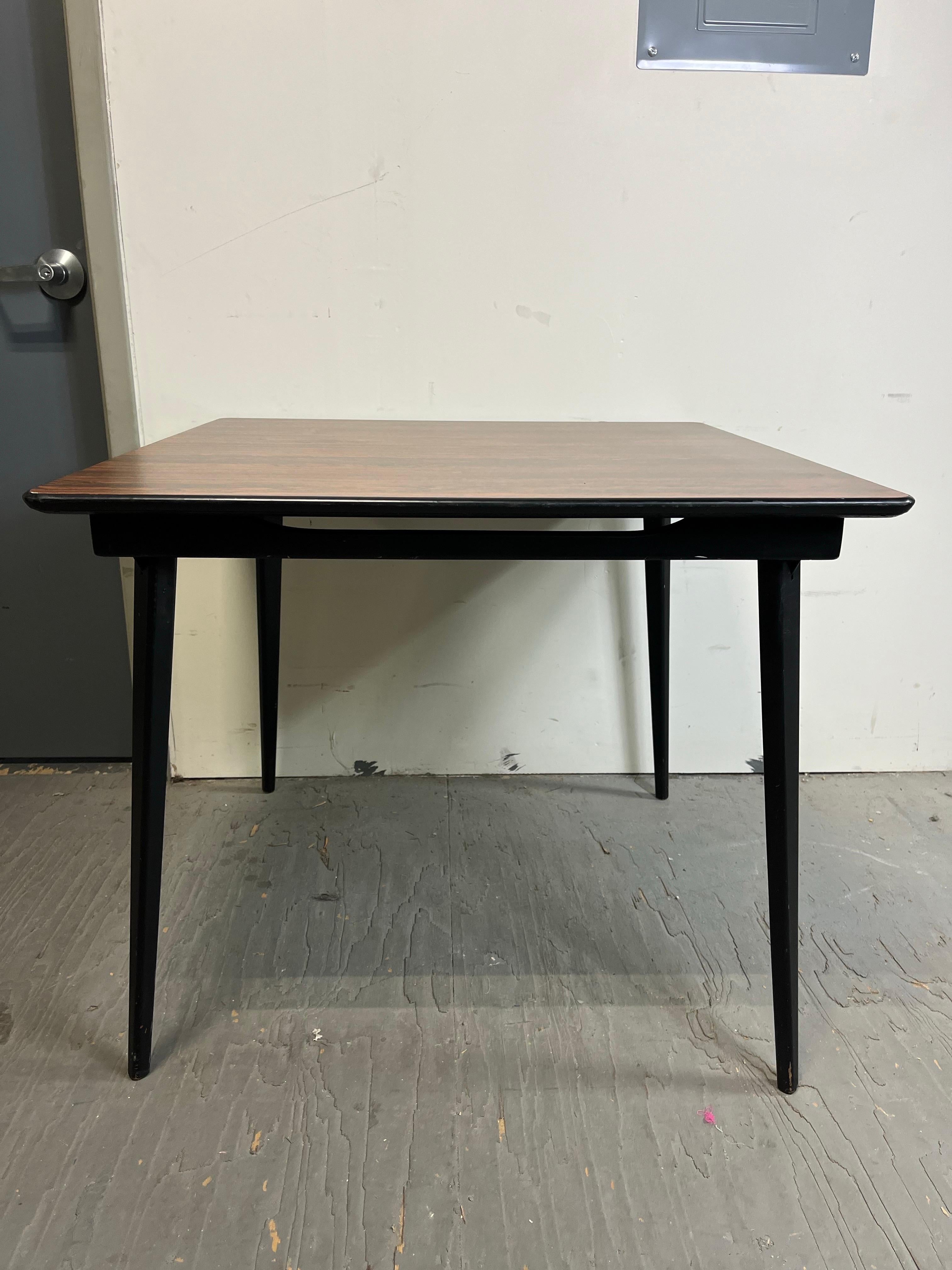 Beautiful folding game table by Stakmore. Rosewood grained surface with rubber outter rim. Tapered folding legs and iconic Stakmore skirt.
